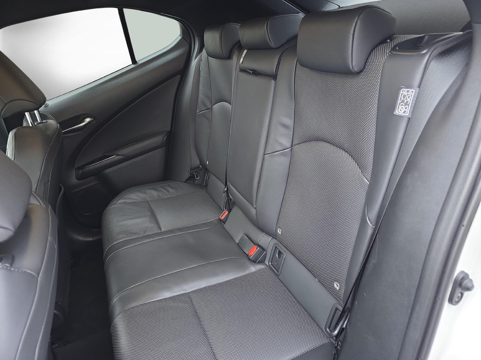 LEXUS UX 250h Comfort / Jetzt mit attraktivem 1.99% Leasing-image-10