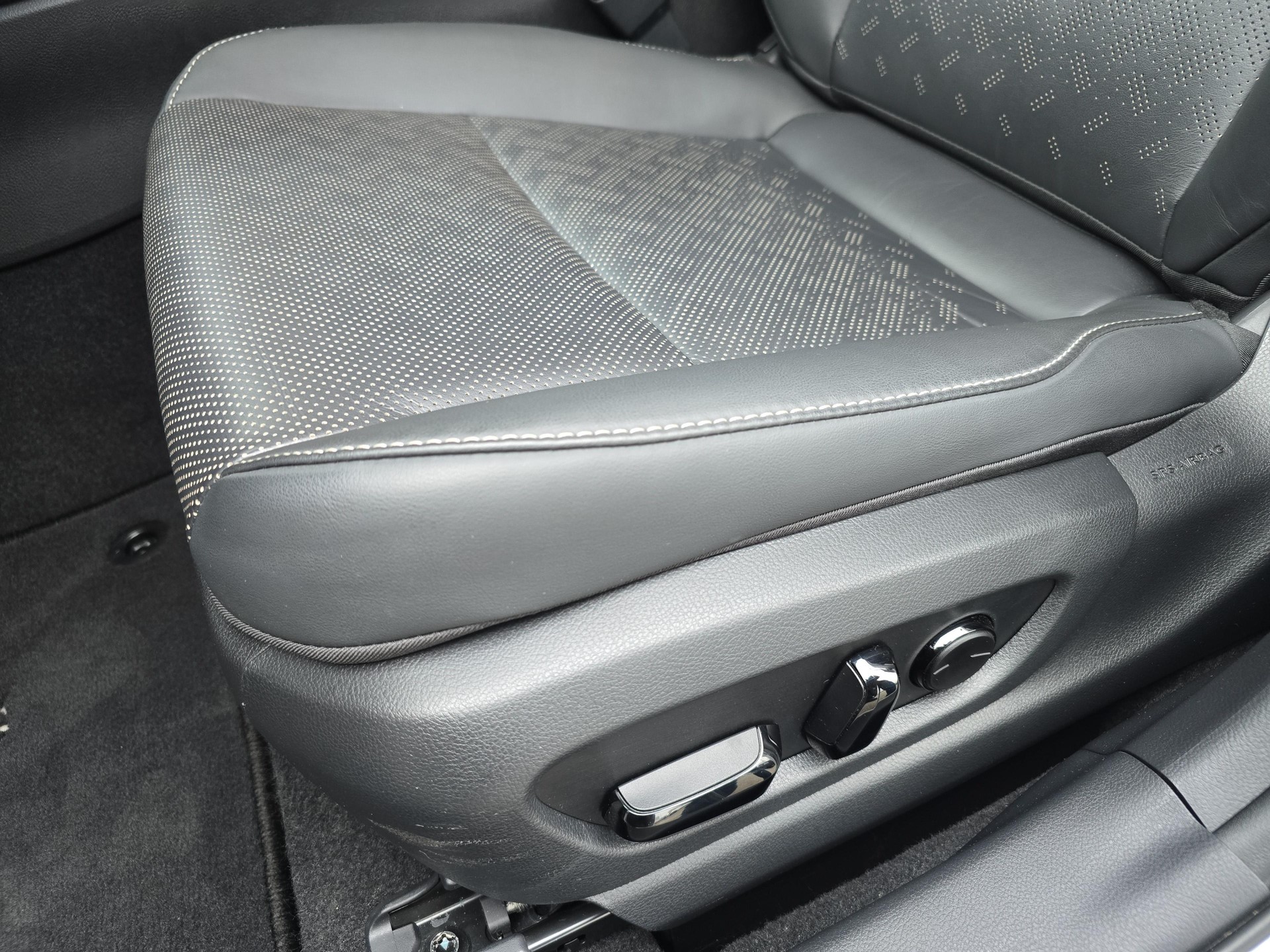 LEXUS UX 250h Comfort / Jetzt mit attraktivem 1.99% Leasing-image-16