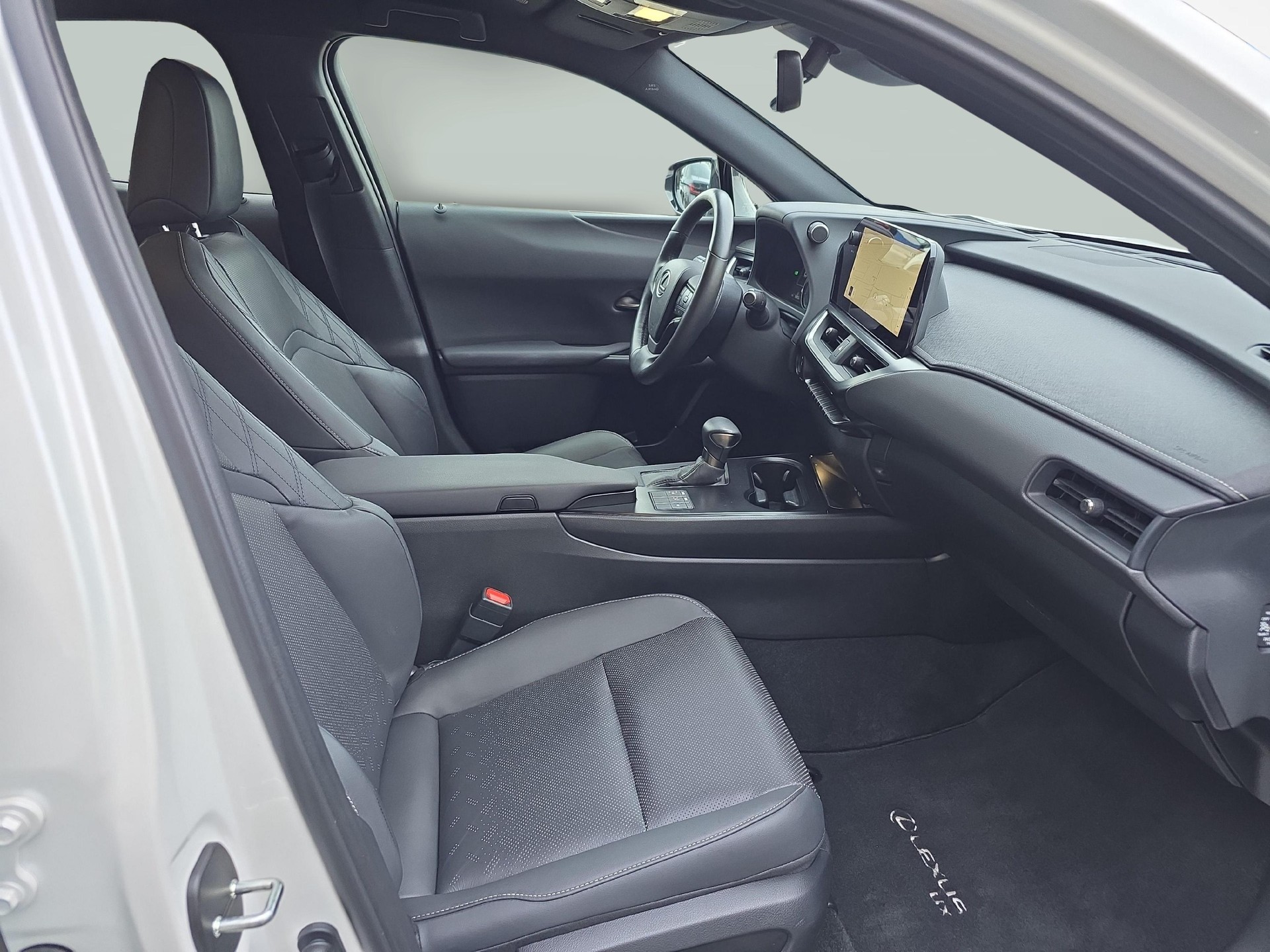 LEXUS UX 250h Comfort / Jetzt mit attraktivem 1.99% Leasing-image-9