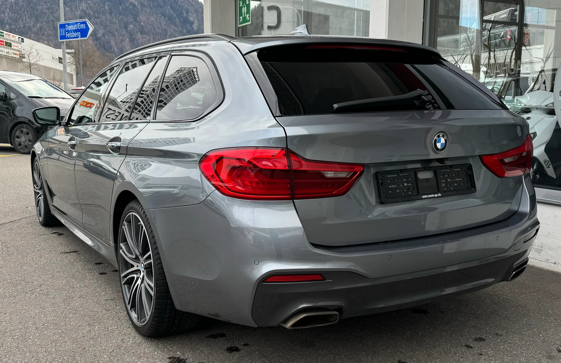 BMW 540i xDrive Touring Sport Line Steptronic-image-3