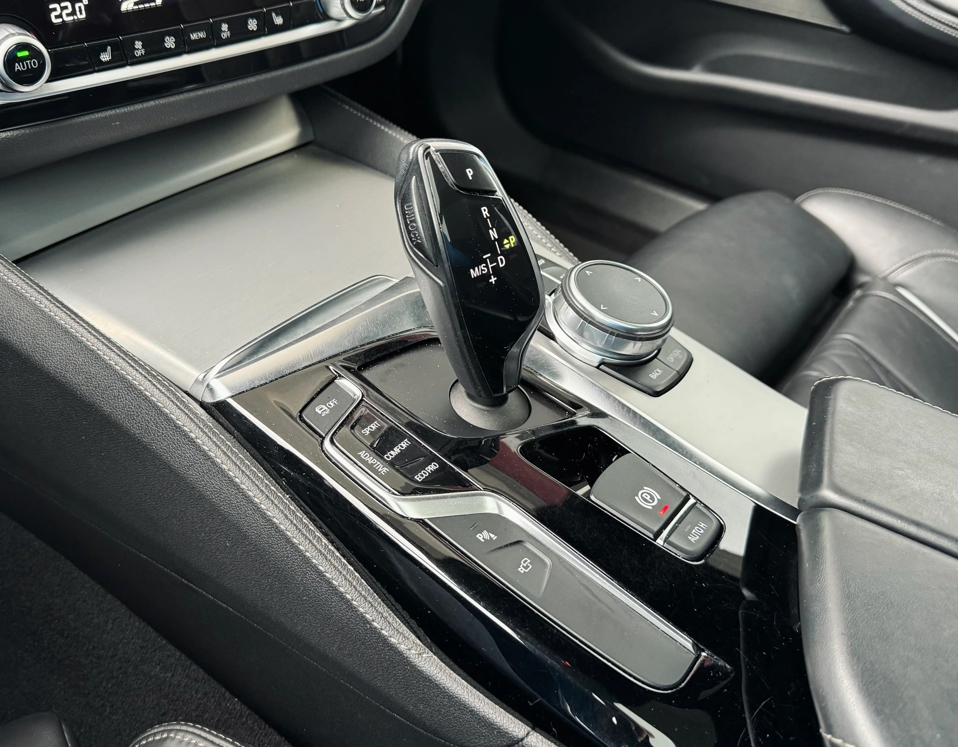 BMW 540i xDrive Touring Sport Line Steptronic-image-11