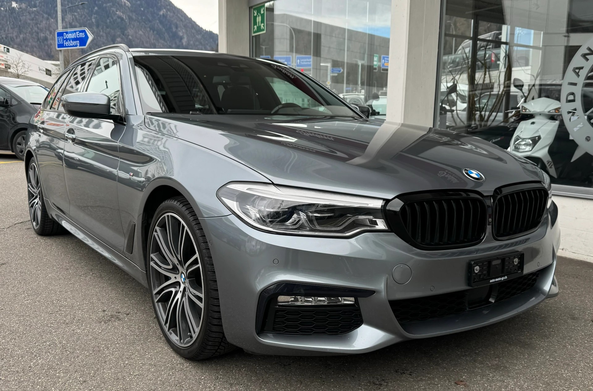BMW 540i xDrive Touring Sport Line Steptronic-image-1