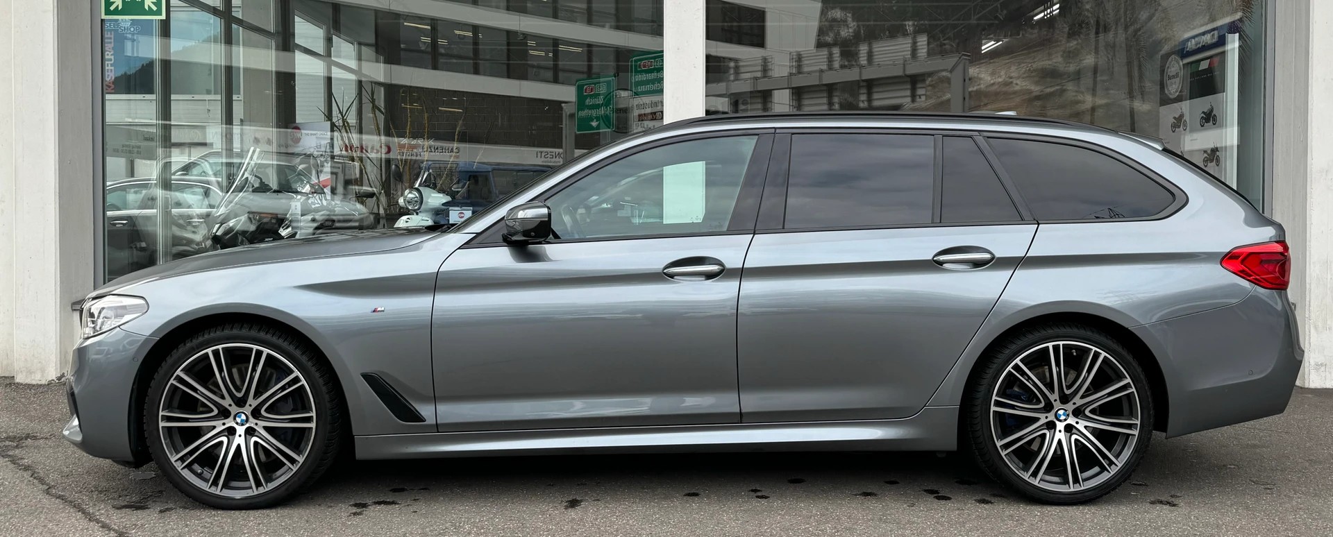 BMW 540i xDrive Touring Sport Line Steptronic-image-5