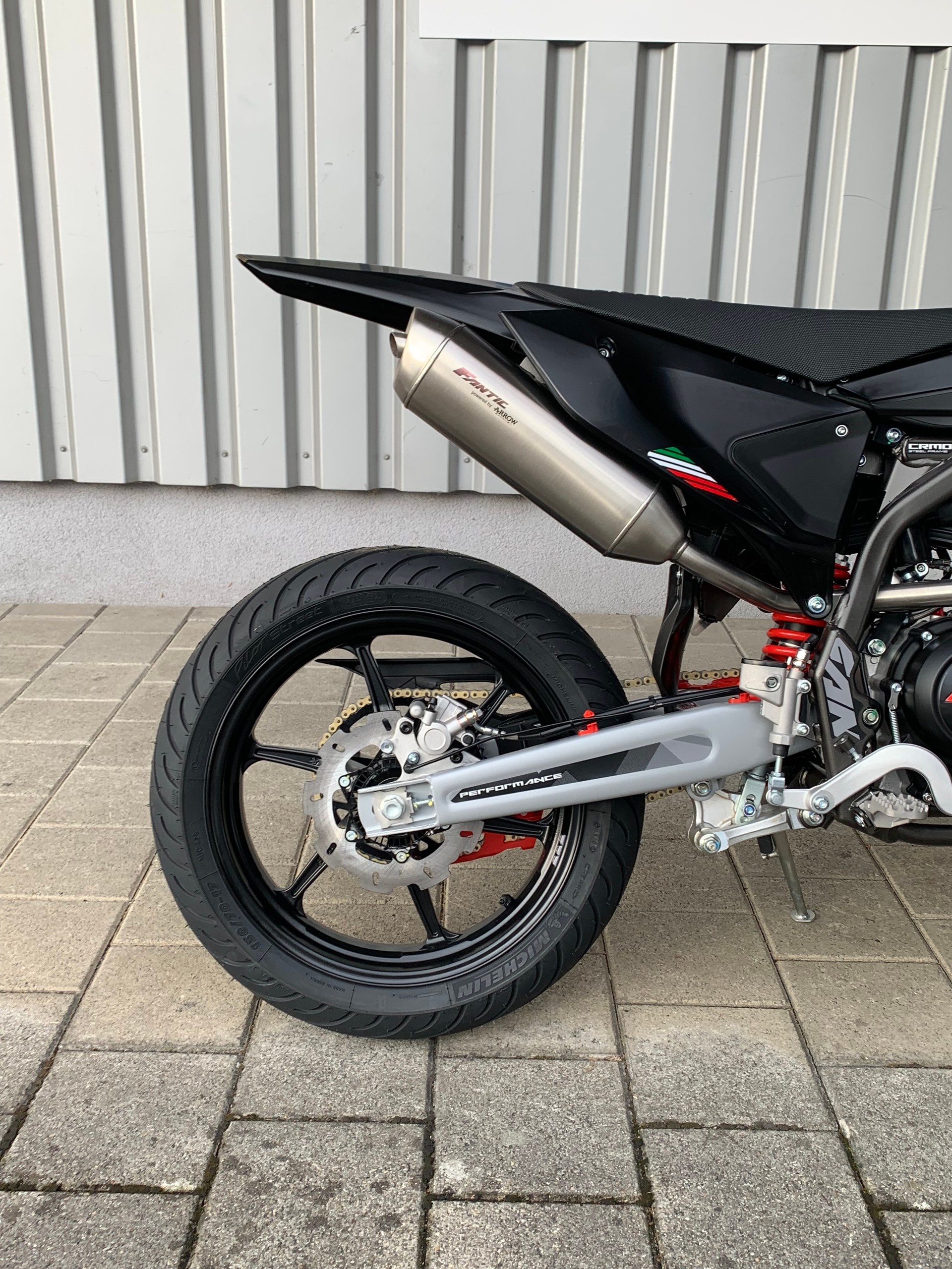 FANTIC XMF 125 Motard Performance Black Edition-image-9