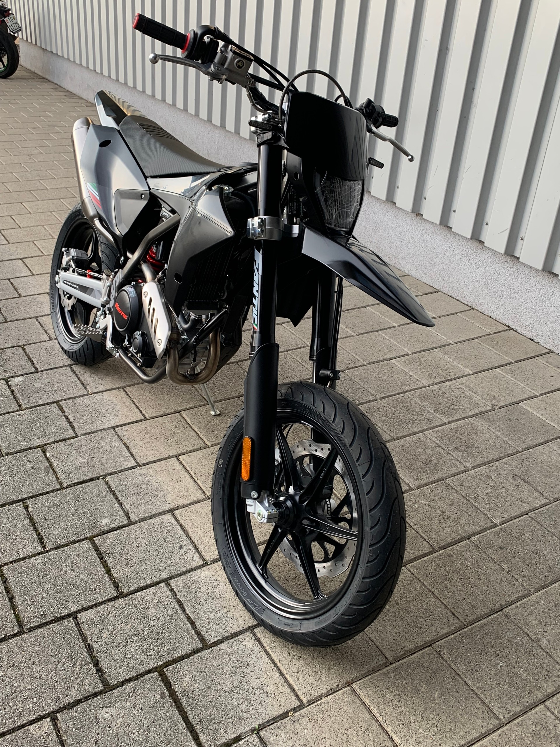 FANTIC XMF 125 Motard Performance Black Edition-image-8