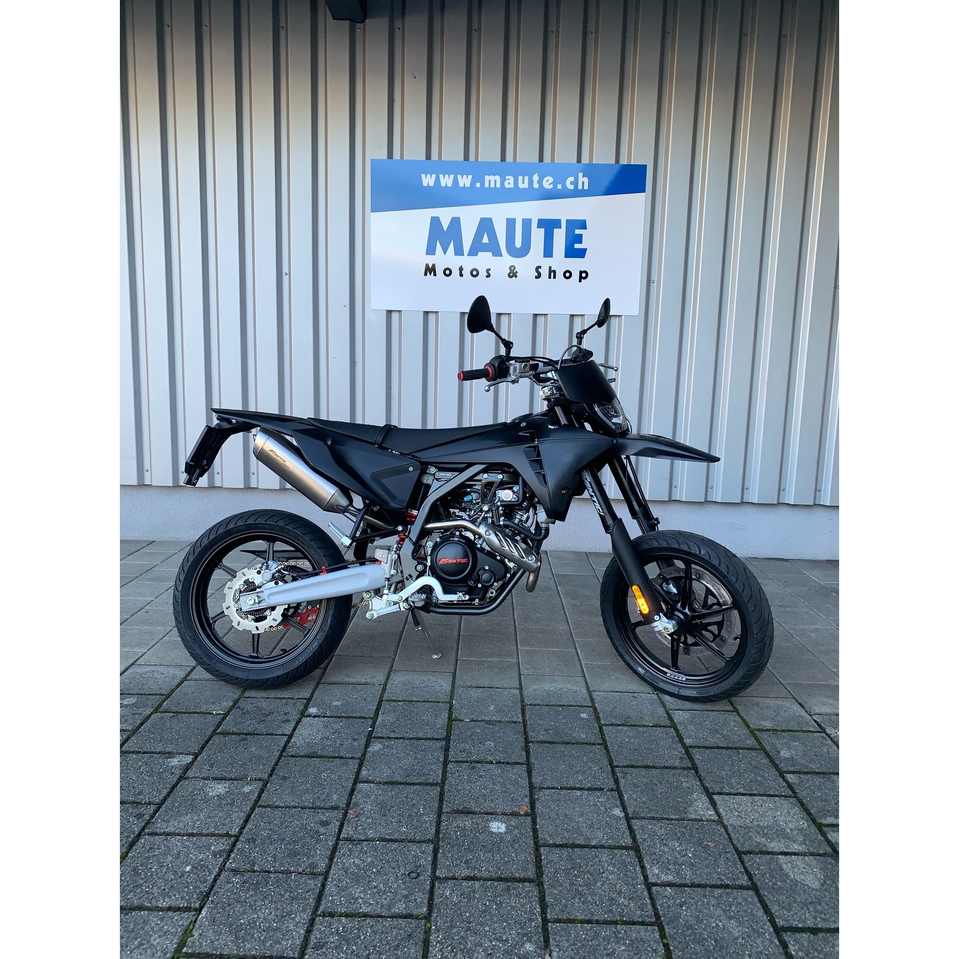 FANTIC XMF 125 Motard Performance Black Edition-image-0