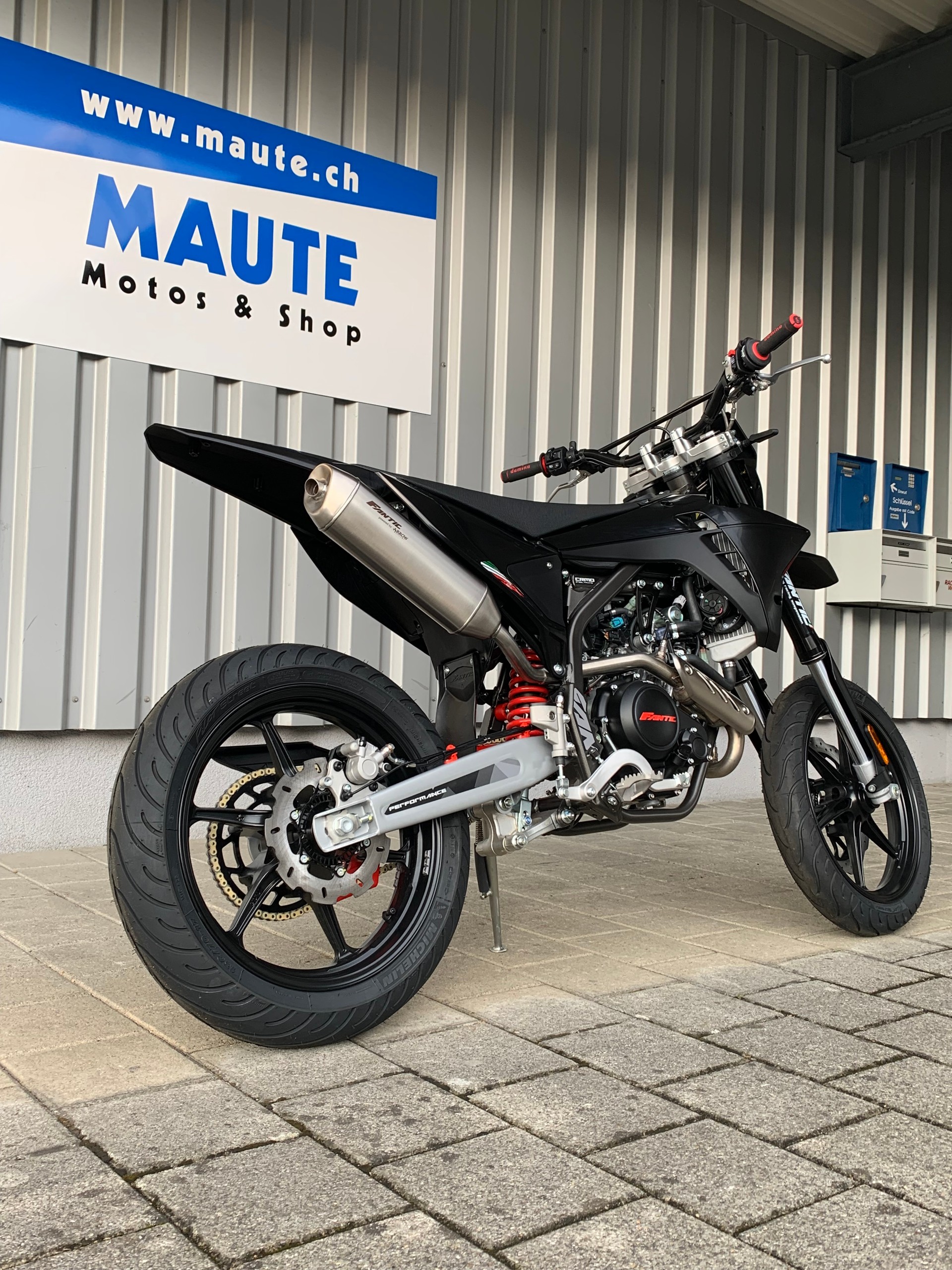 FANTIC XMF 125 Motard Performance Black Edition-image-11