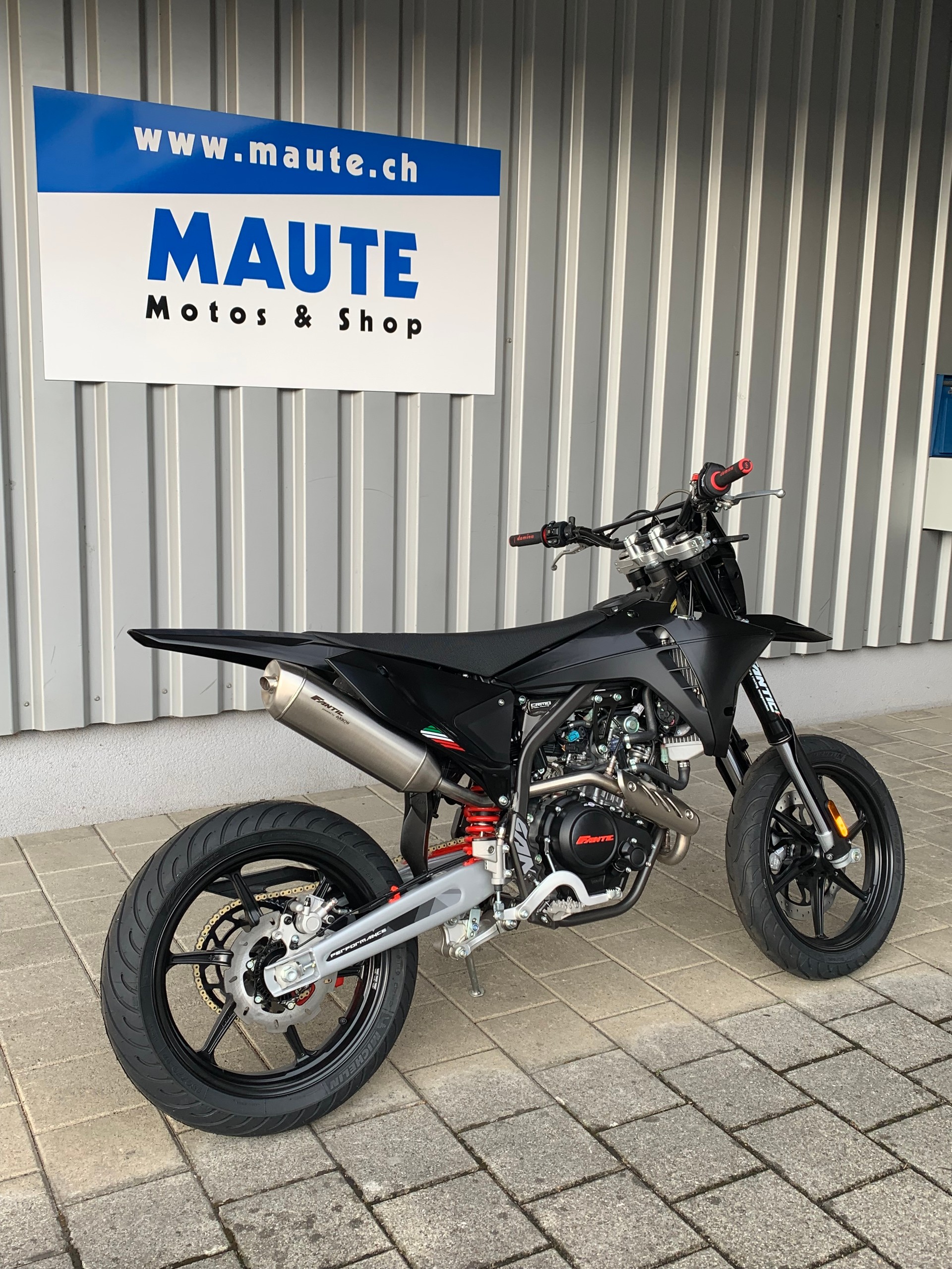 FANTIC XMF 125 Motard Performance Black Edition-image-6