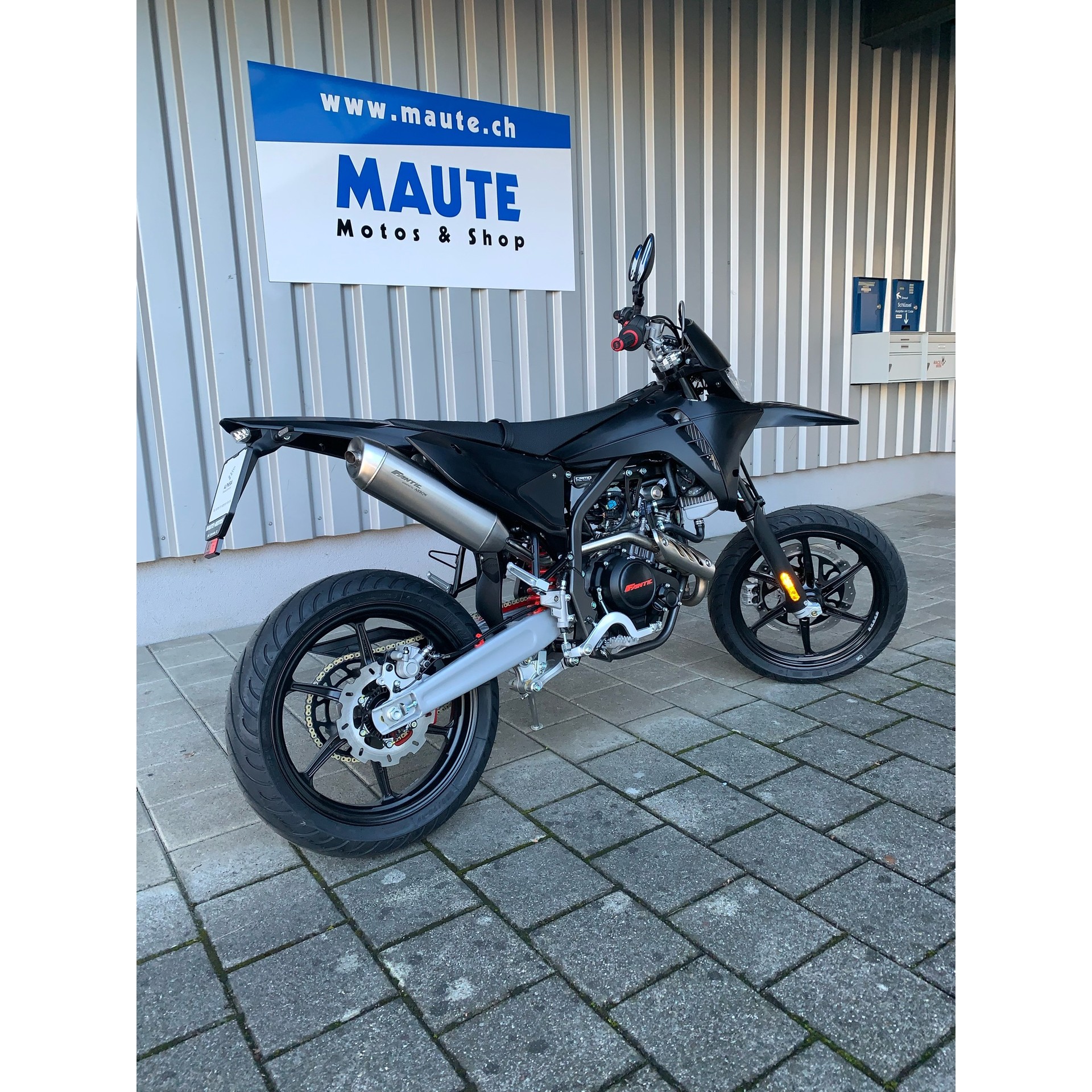 FANTIC XMF 125 Motard Performance Black Edition-image-3