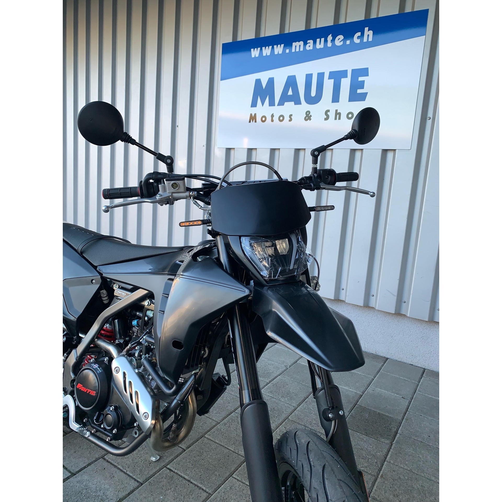 FANTIC XMF 125 Motard Performance Black Edition-image-2