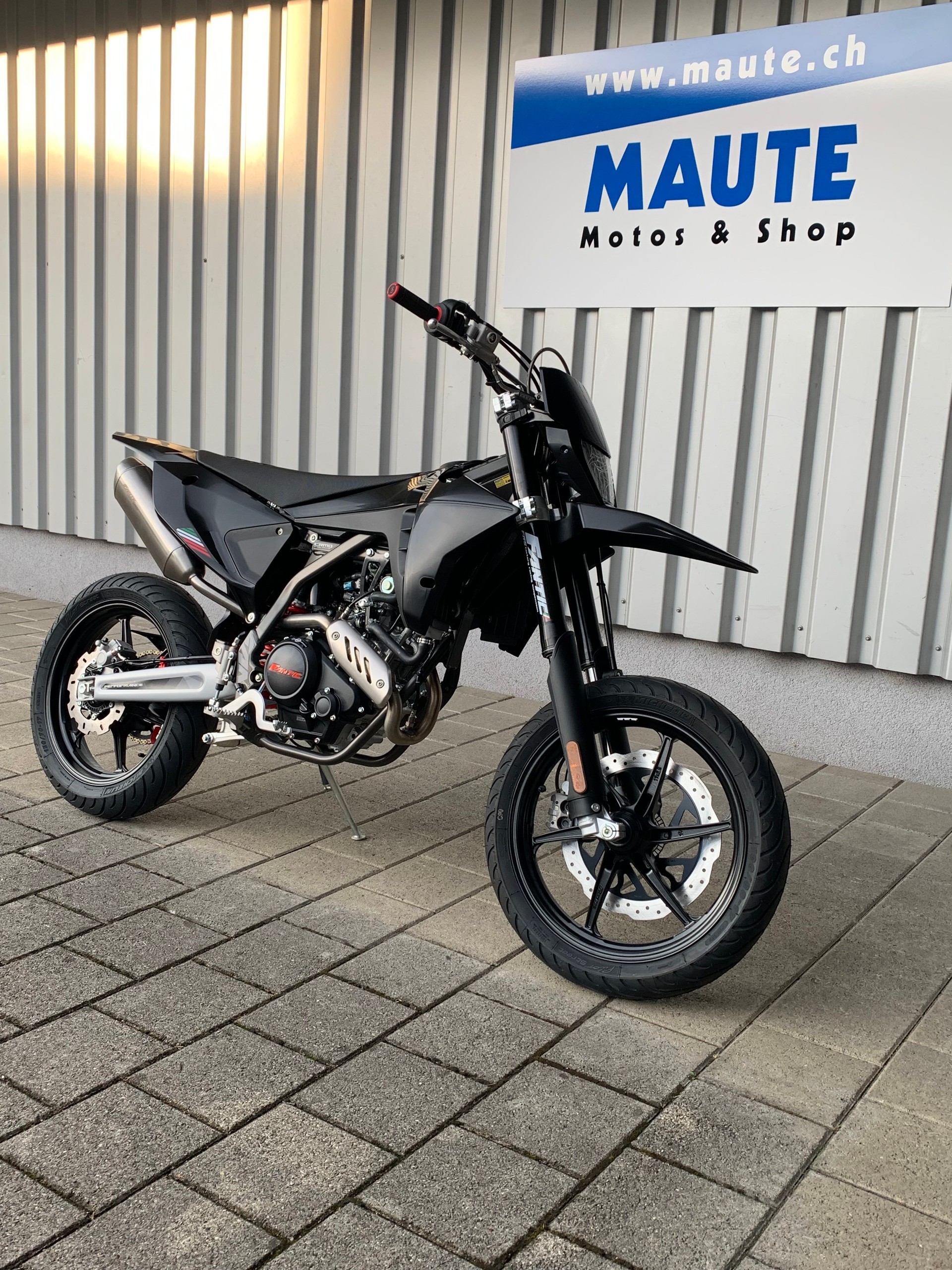 FANTIC XMF 125 Motard Performance Black Edition-image-7