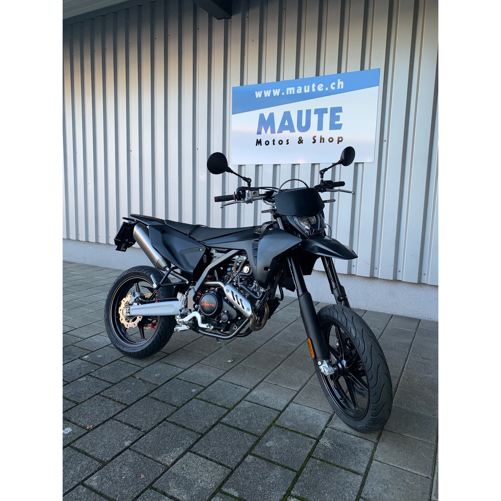 FANTIC XMF 125 Motard Performance Black Edition-image-1
