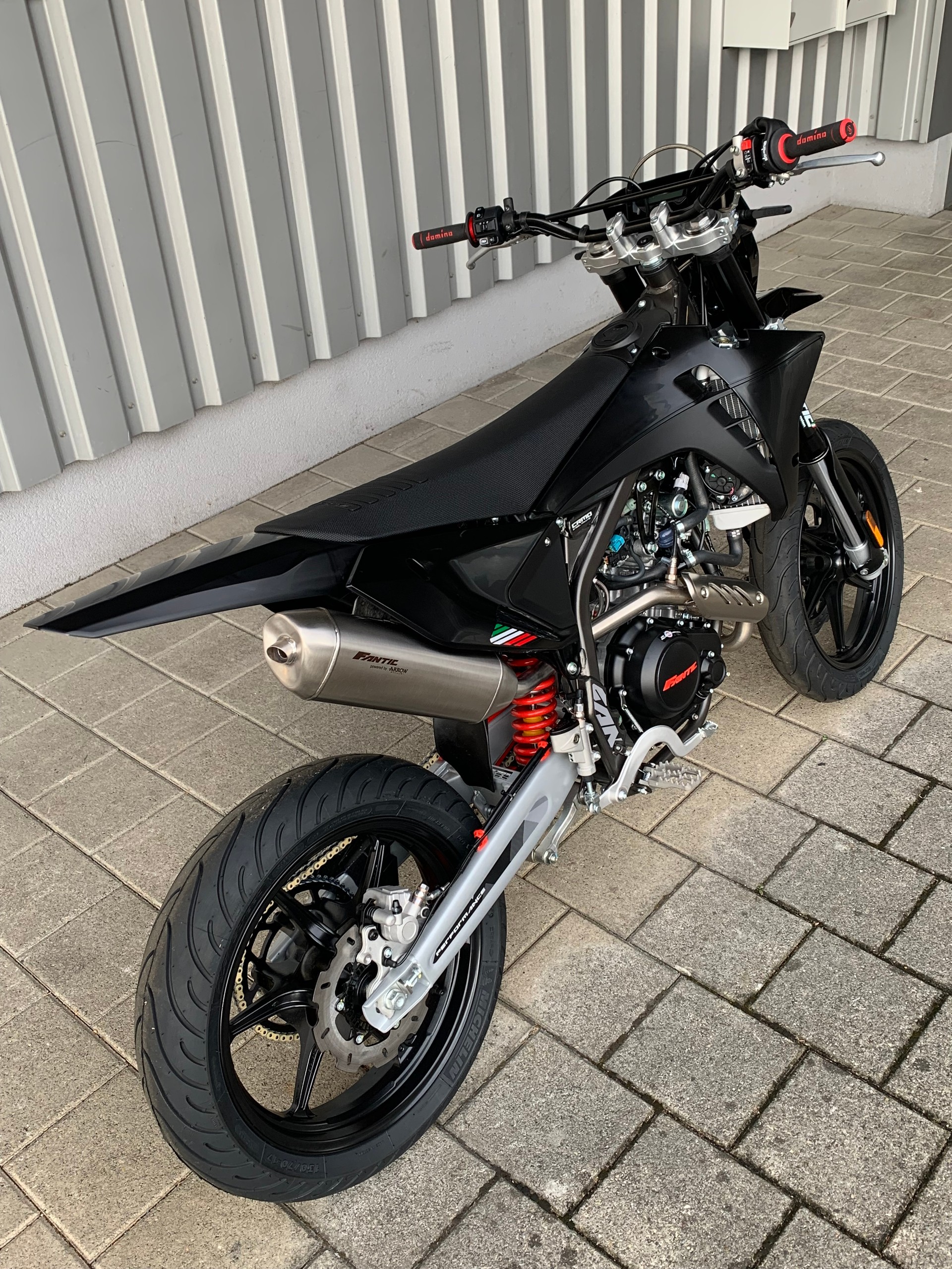 FANTIC XMF 125 Motard Performance Black Edition-image-10