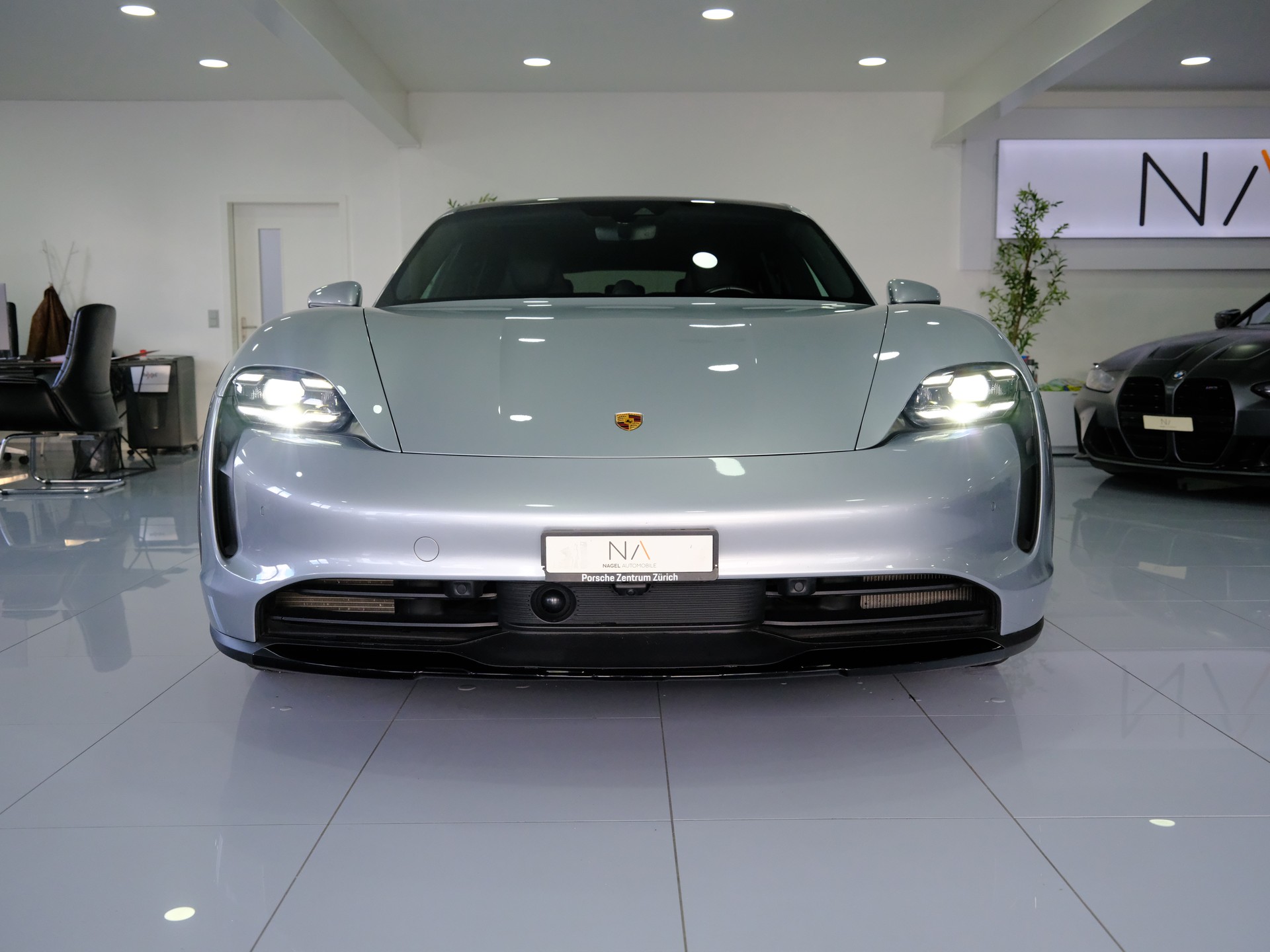 PORSCHE Taycan 4 Cross Turismo-showroom-element-2