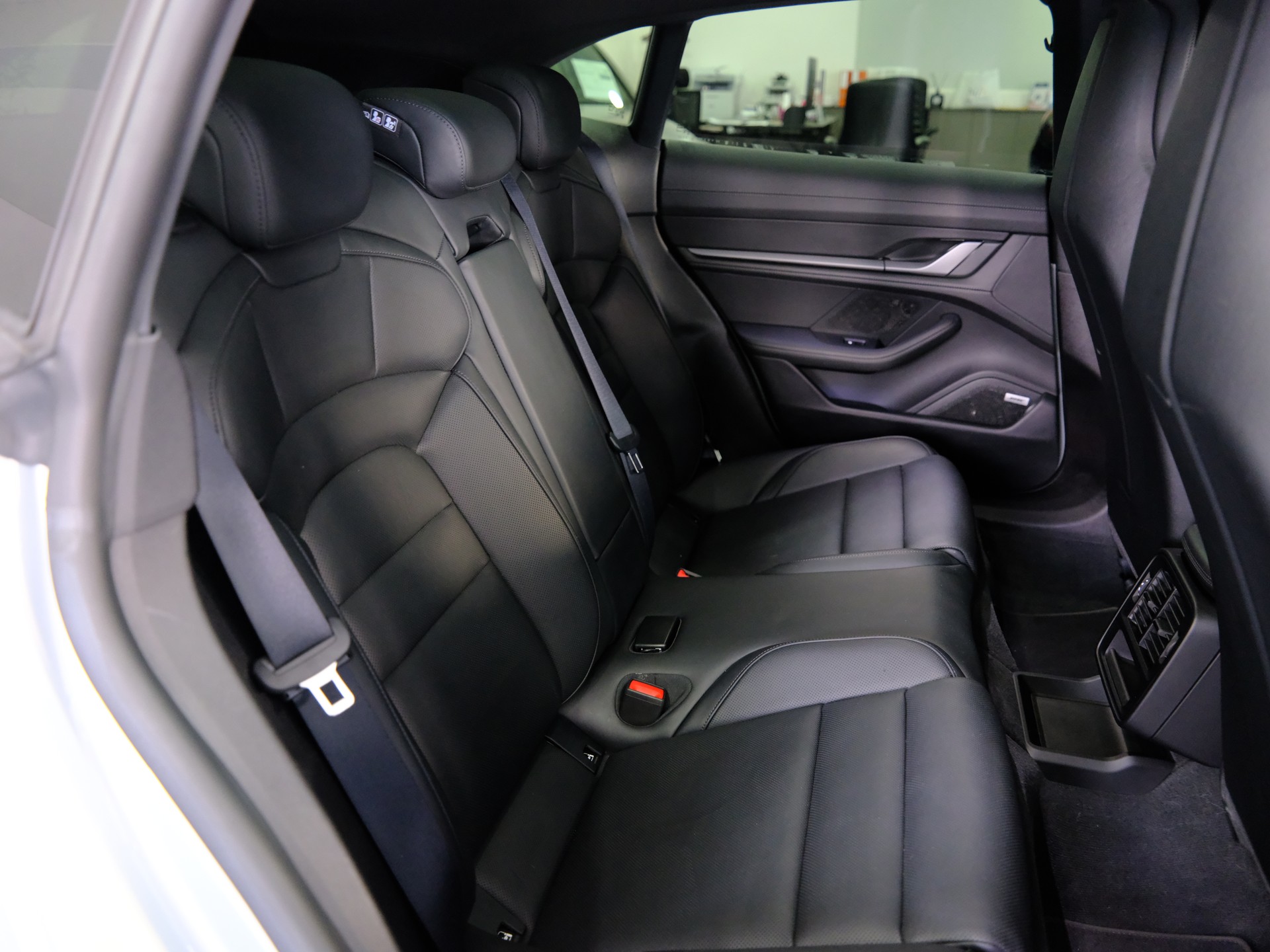 PORSCHE Taycan 4 Cross Turismo-image-15