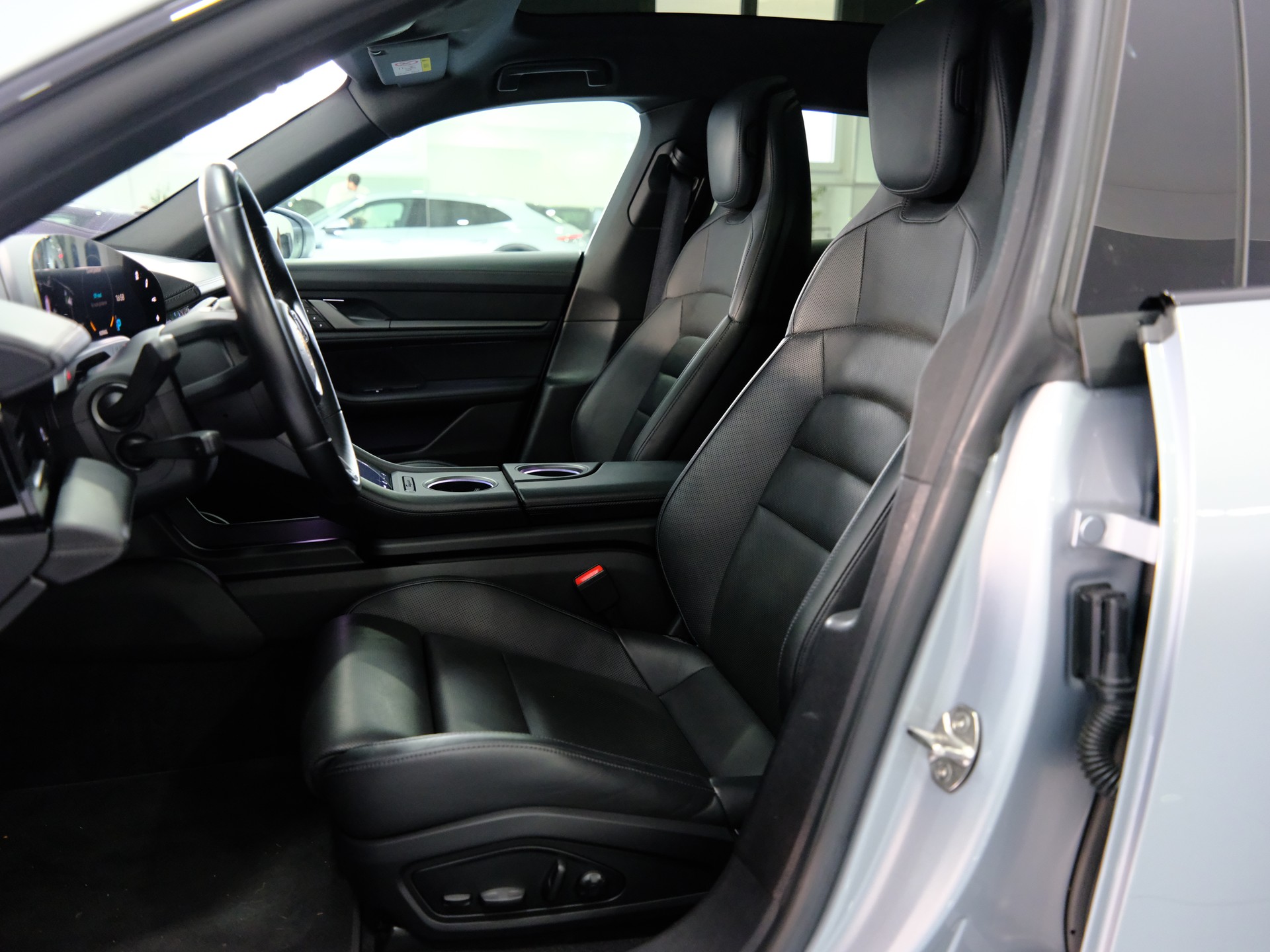 PORSCHE Taycan 4 Cross Turismo-image-10