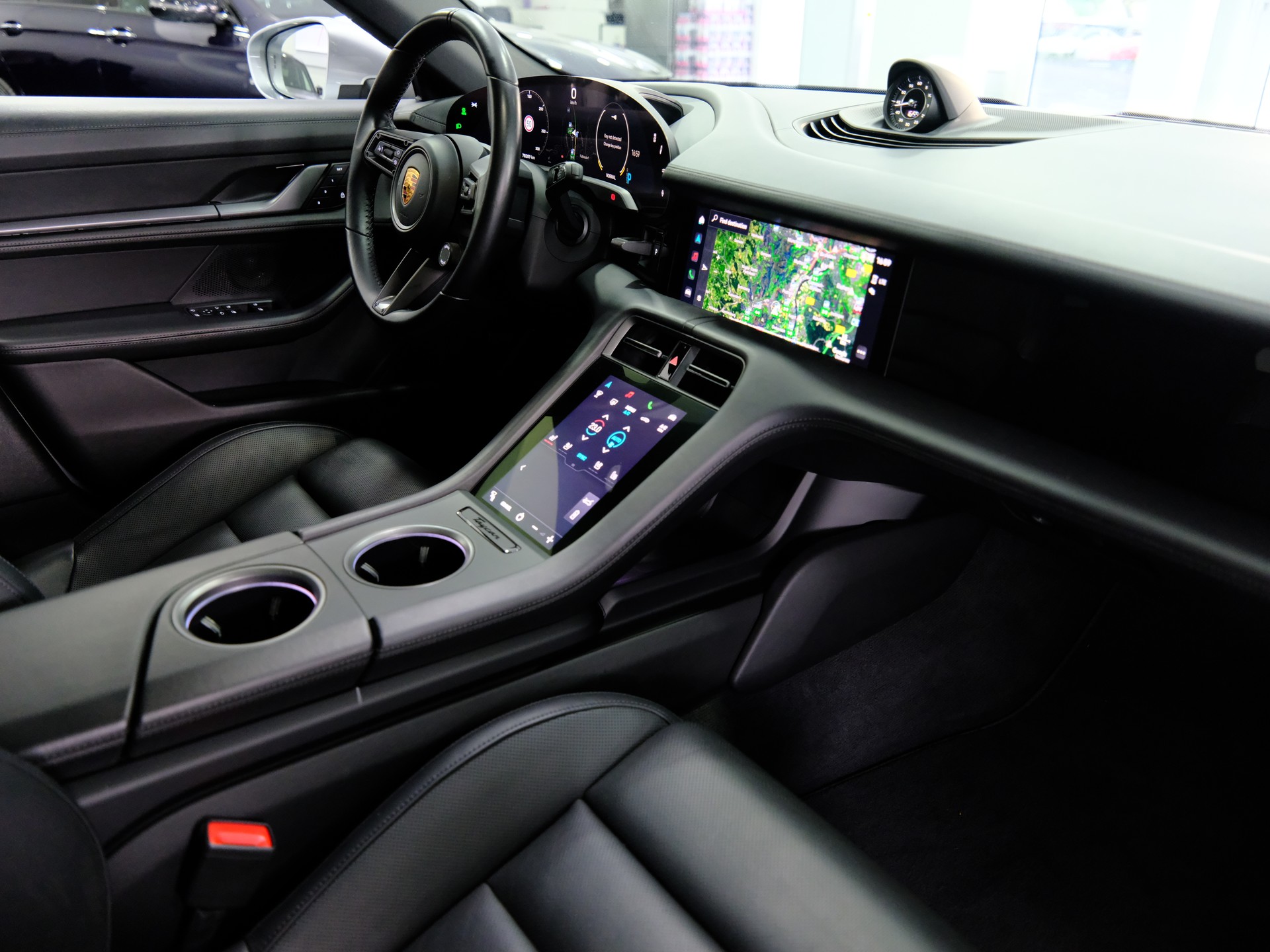 PORSCHE Taycan 4 Cross Turismo-image-13