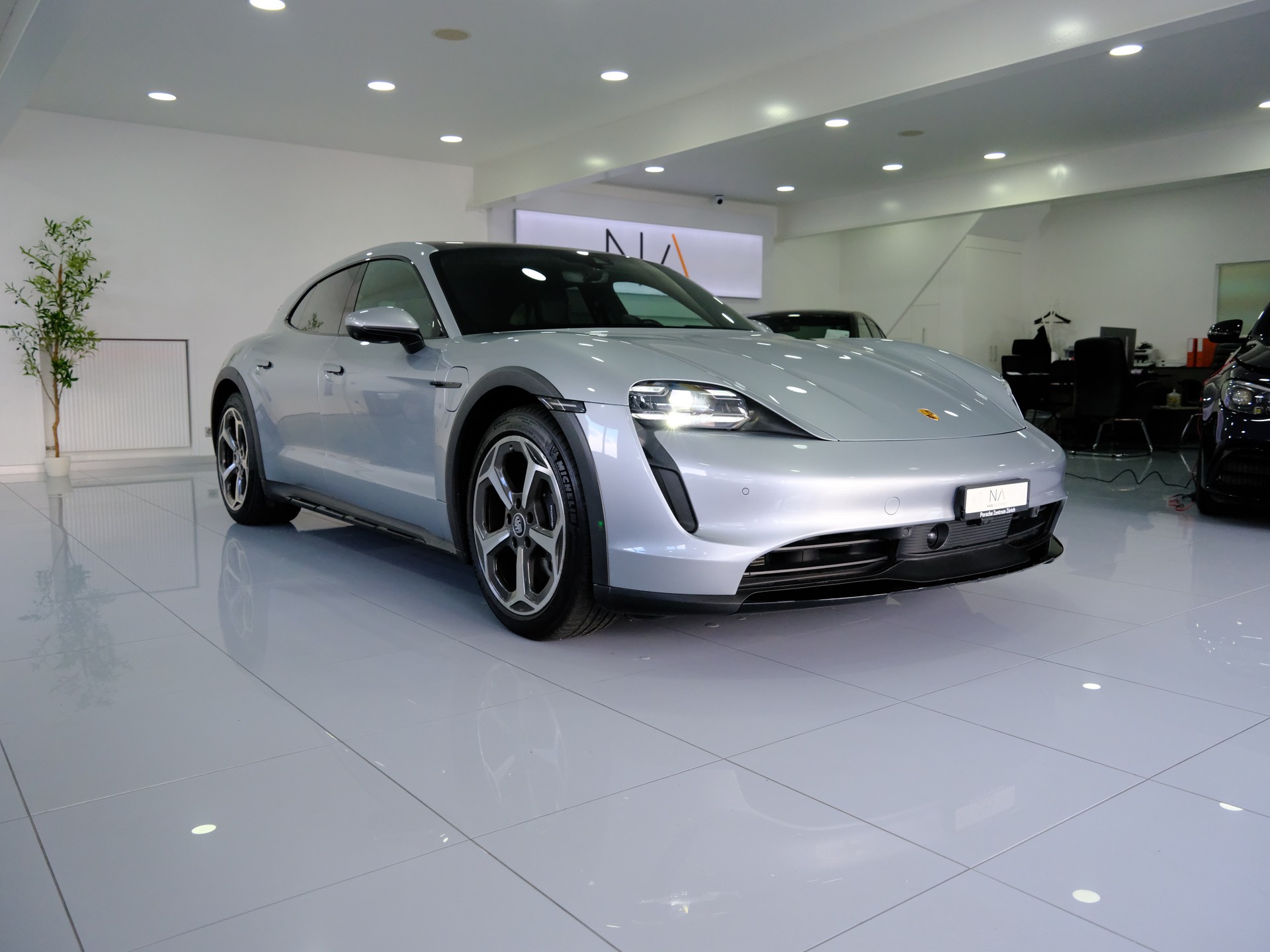 PORSCHE Taycan 4 Cross Turismo-showroom-element-1