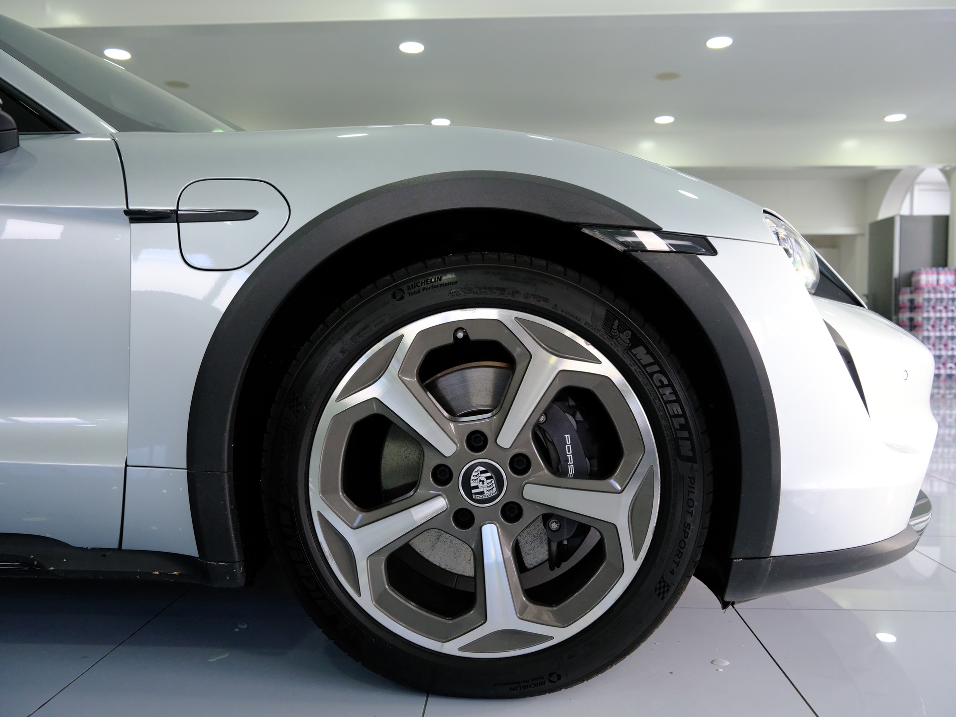 PORSCHE Taycan 4 Cross Turismo-image-16