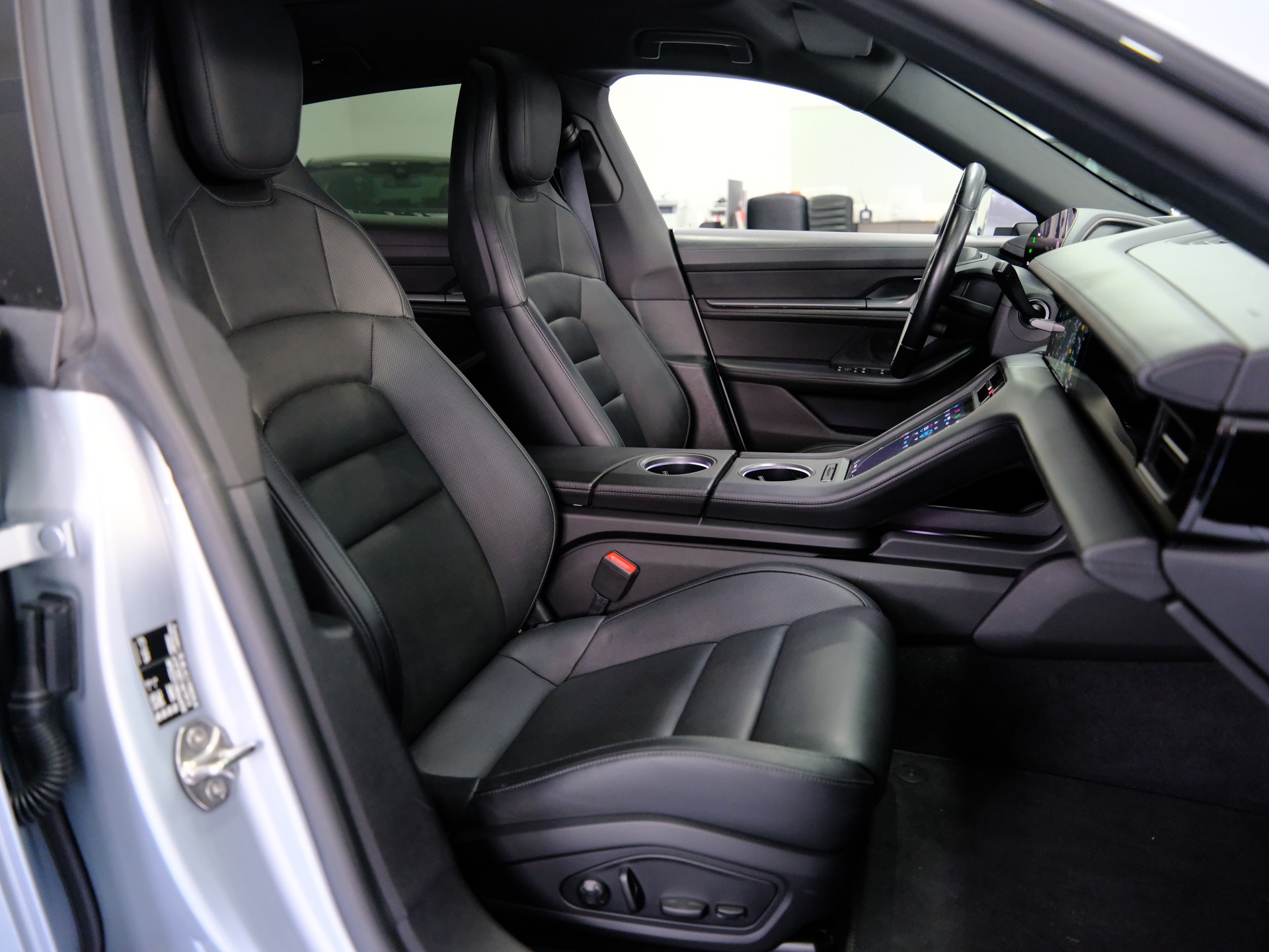 PORSCHE Taycan 4 Cross Turismo-image-14