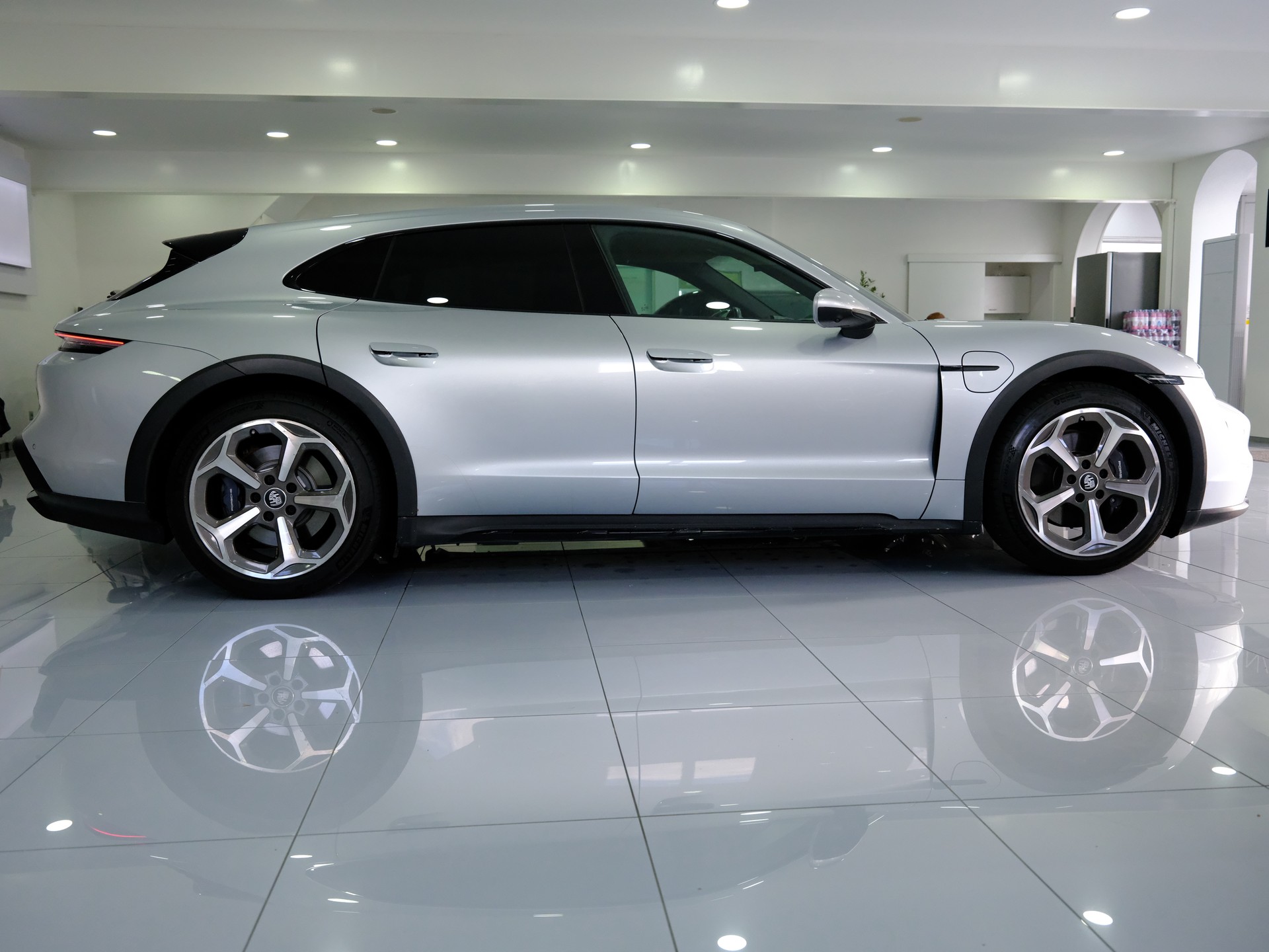 PORSCHE Taycan 4 Cross Turismo-image-7