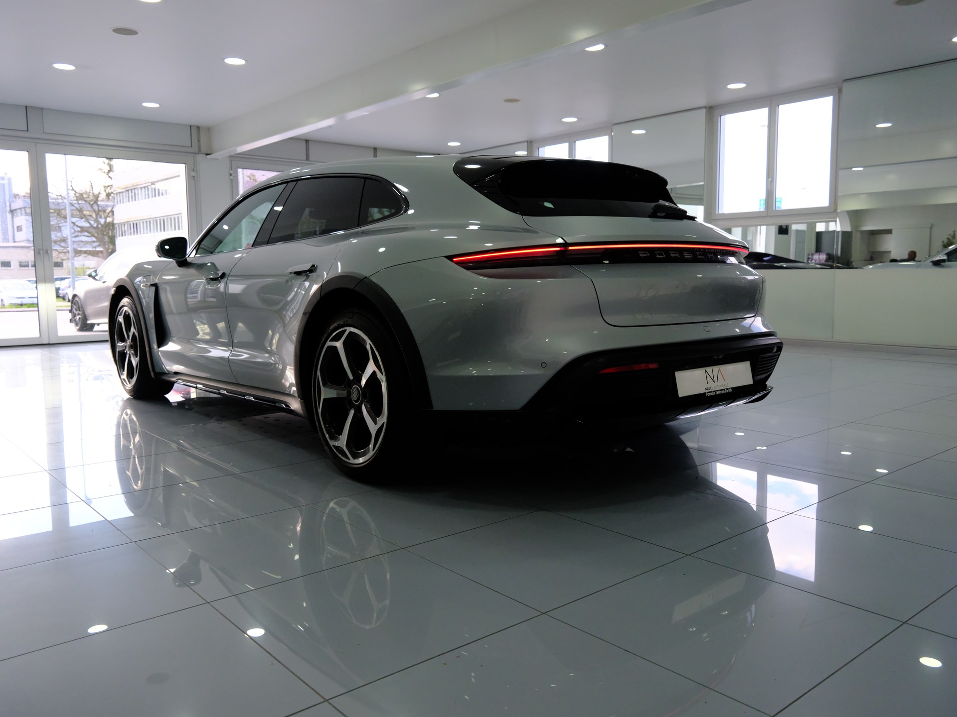 PORSCHE Taycan 4 Cross Turismo-image-4