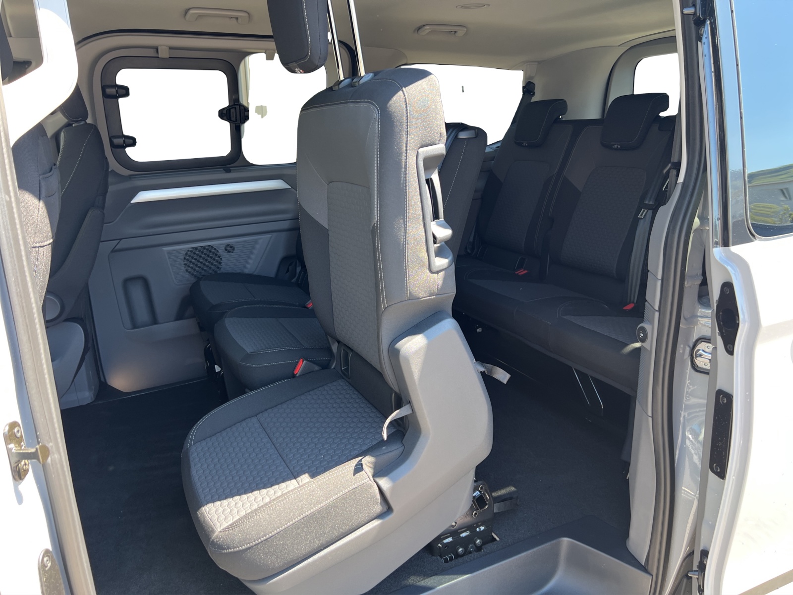 VW Caravelle 2.0 TDI Edition Aut.8 4 Motion-image-10