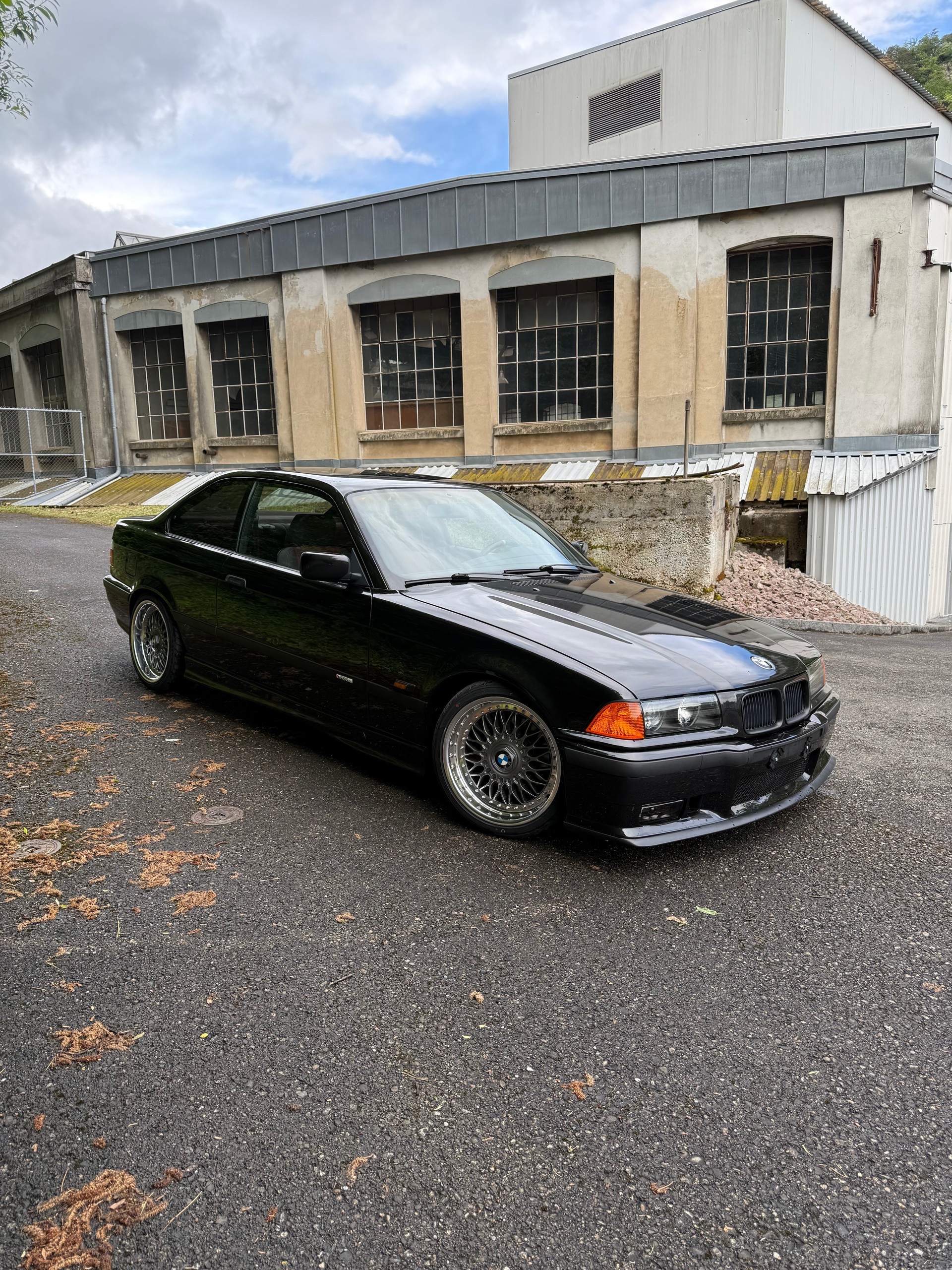 BMW 325i Coupé-image-1