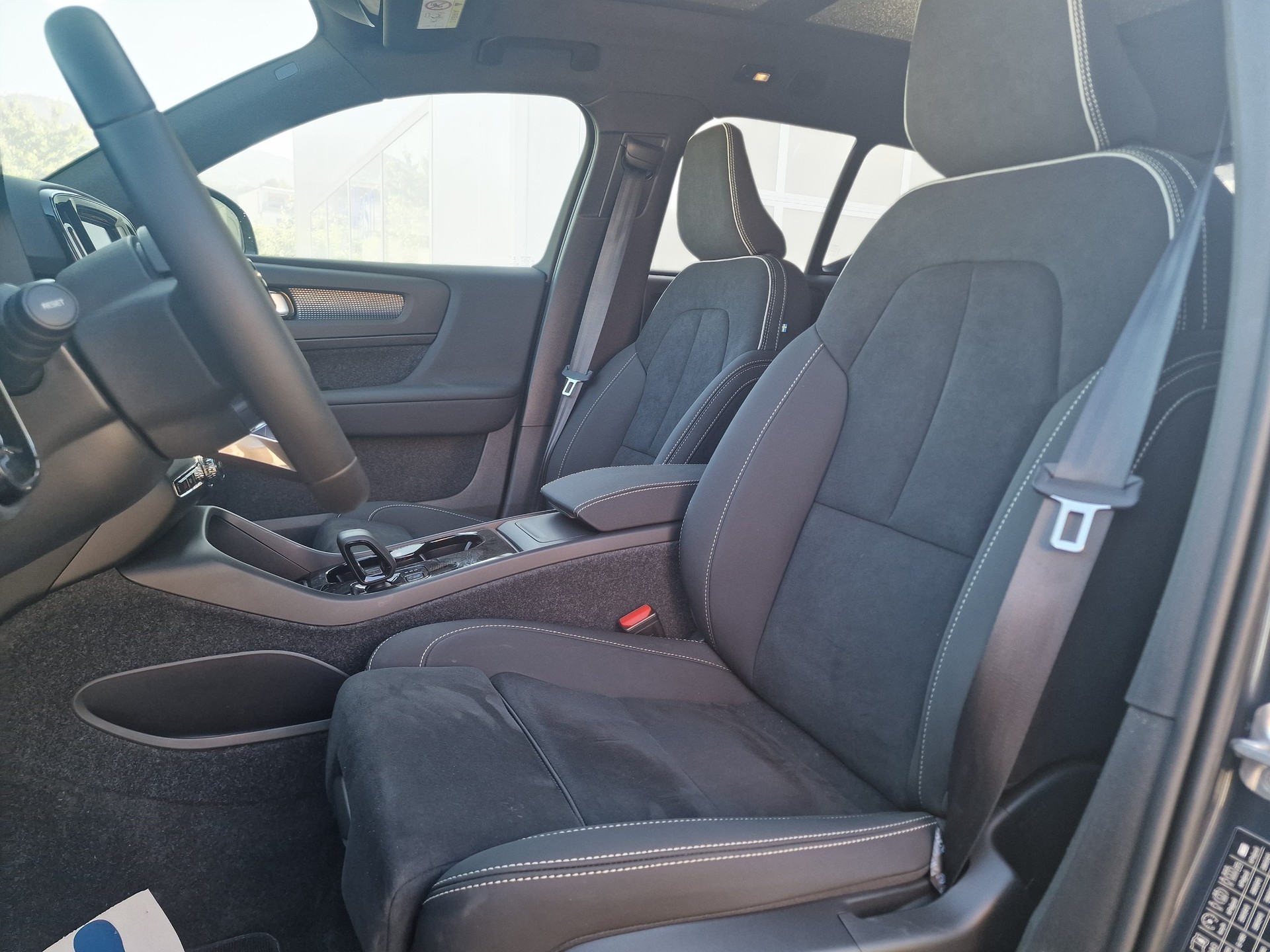 VOLVO EX40 82kWh Twin Motor Performance AWD Xcentric Ultra Black Edition 60Mt Gara-image-9