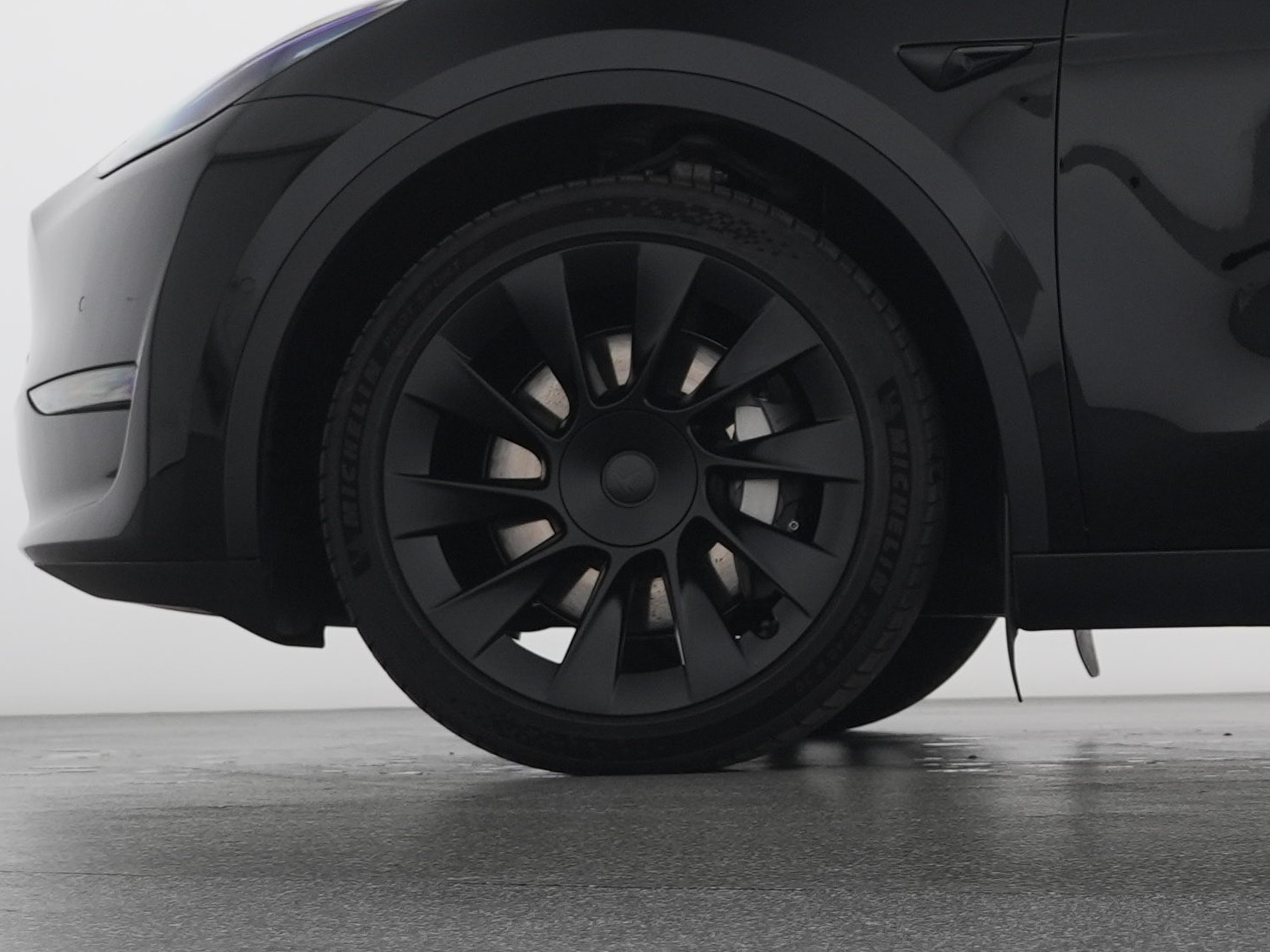 TESLA Model Y Long Range-showroom-element-2