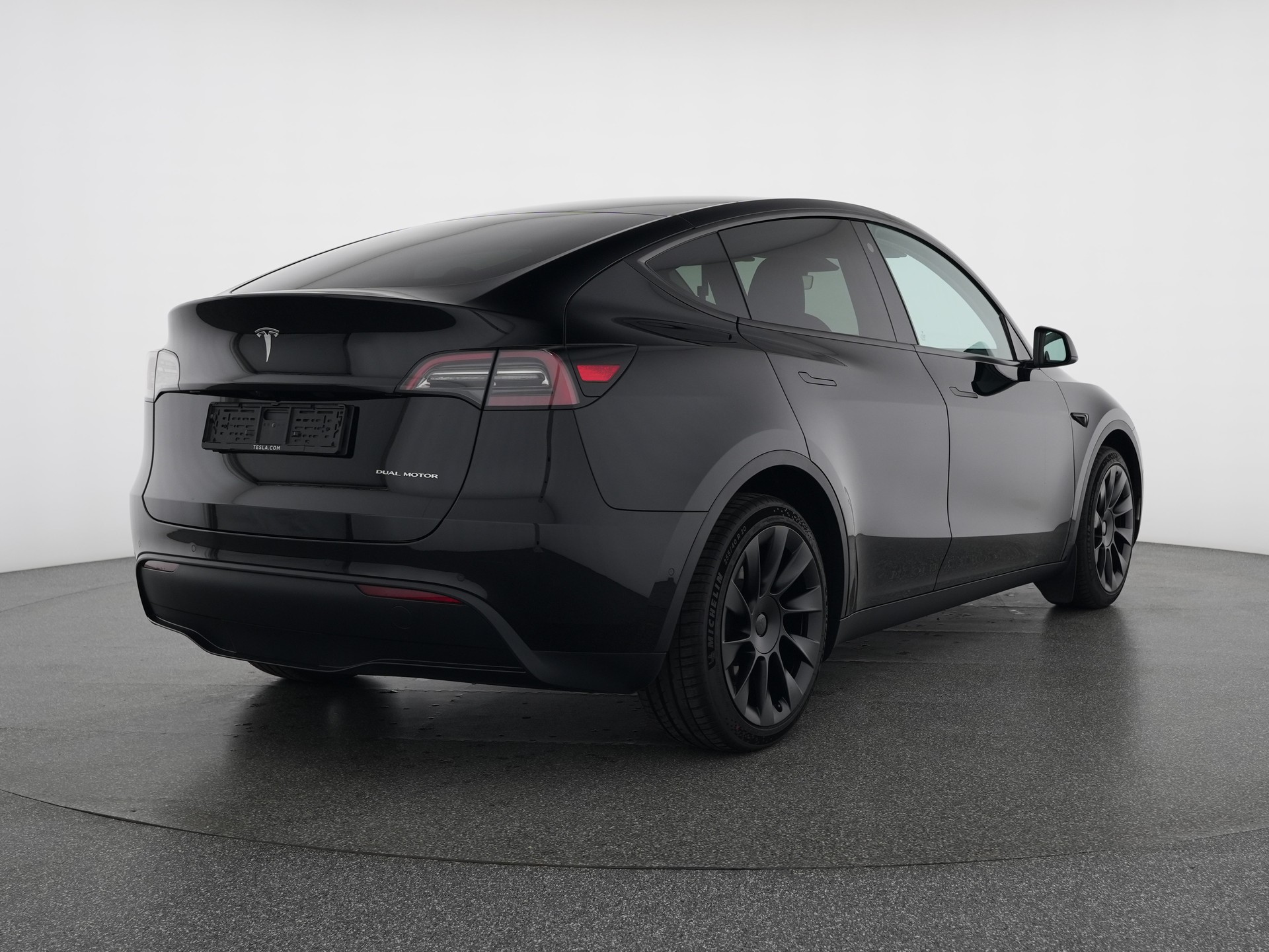 TESLA Model Y Long Range-showroom-element-3