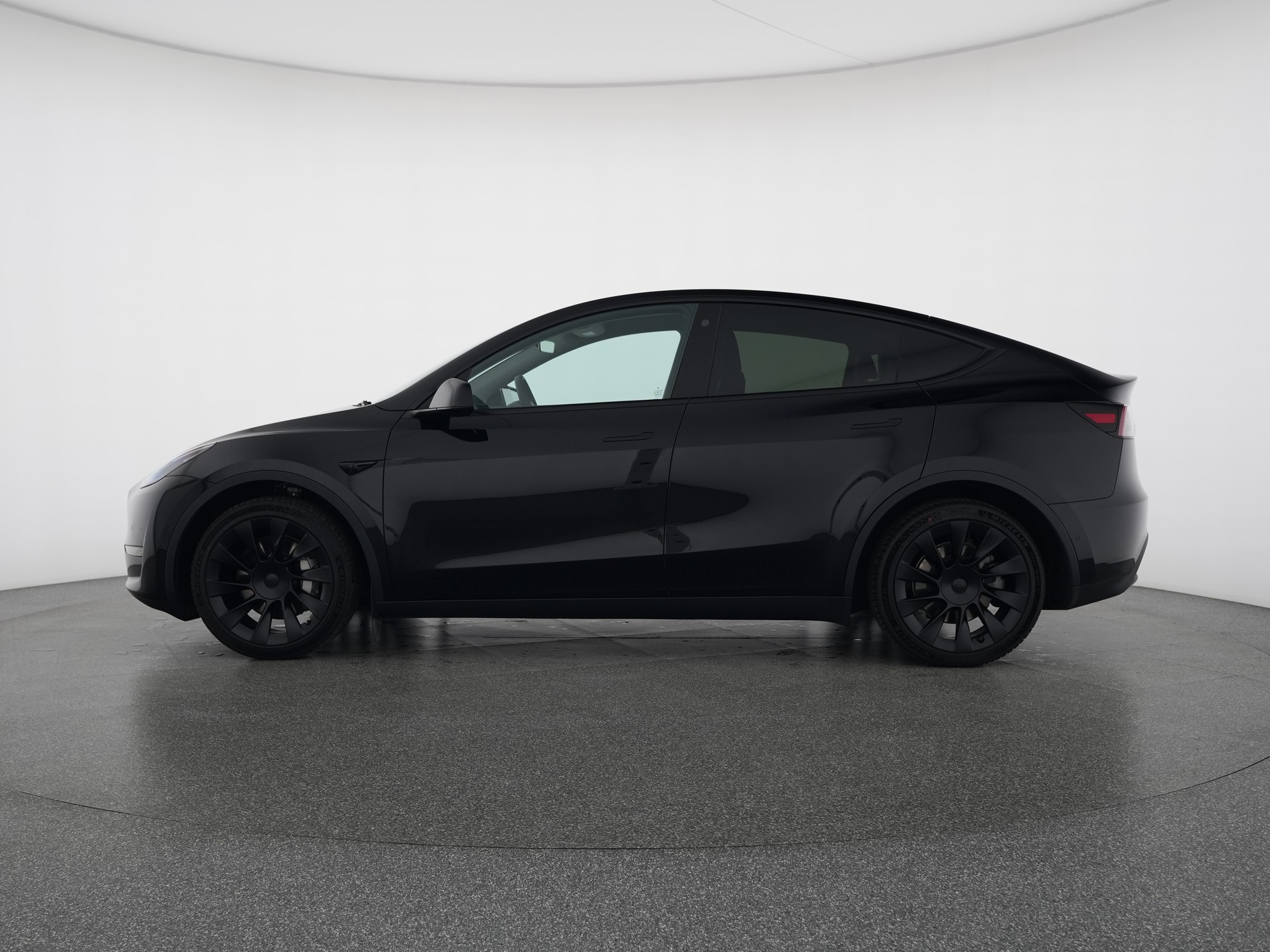 TESLA Model Y Long Range-showroom-element-1
