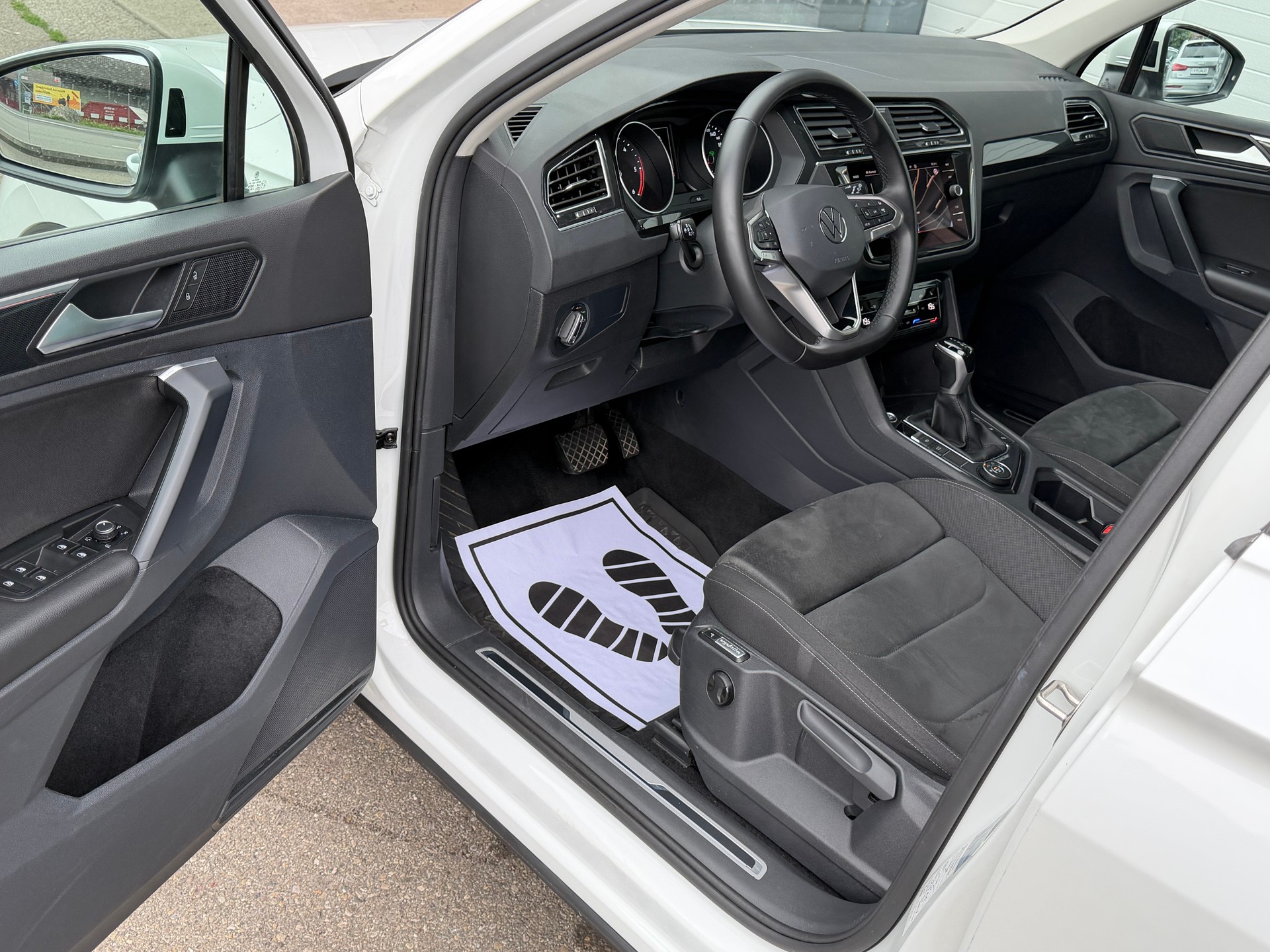 VW Tiguan 2.0 TDI SCR Life 4Motion DSG-image-5