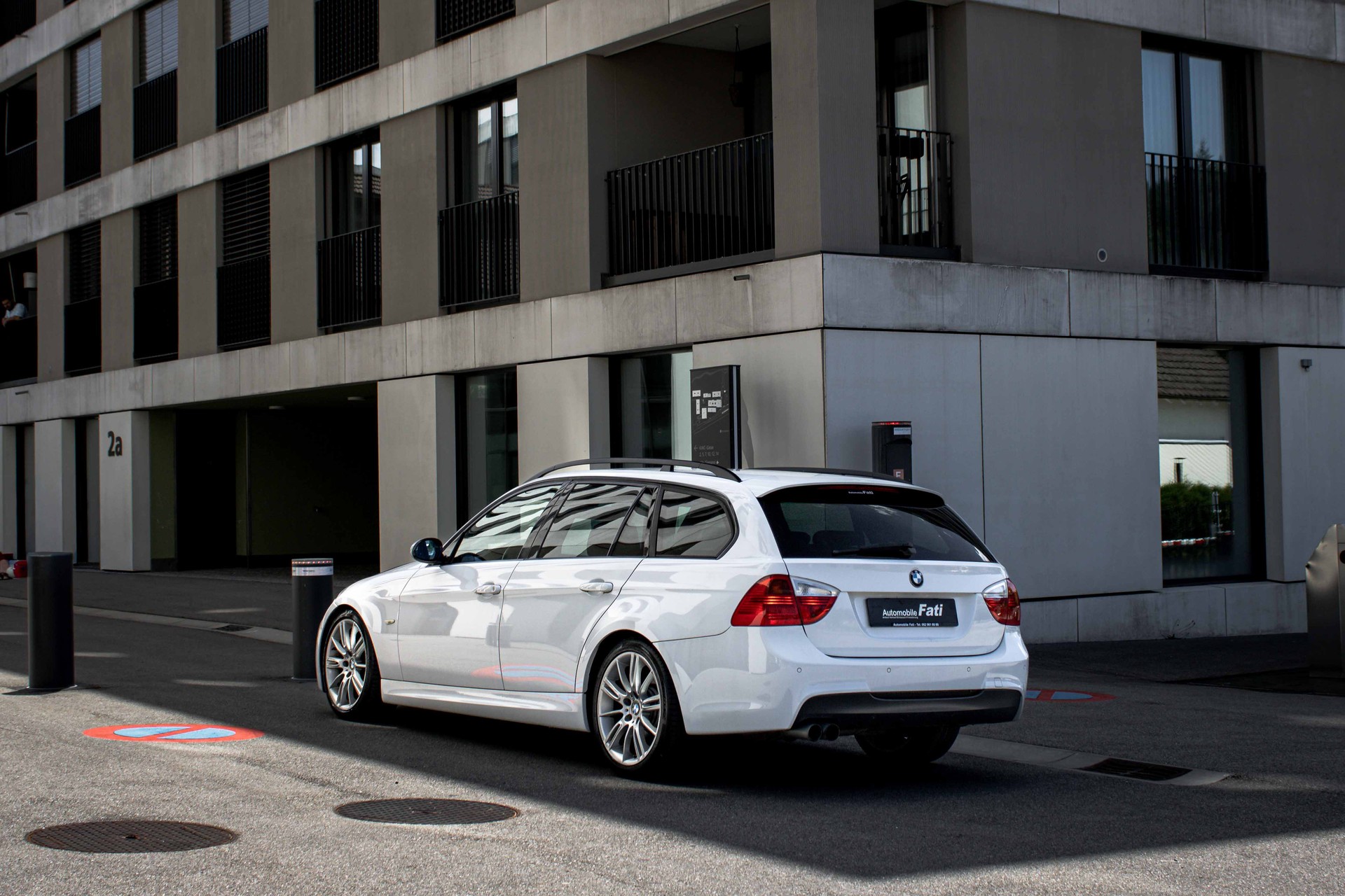 BMW 325i M Paket Touring-showroom-element-1