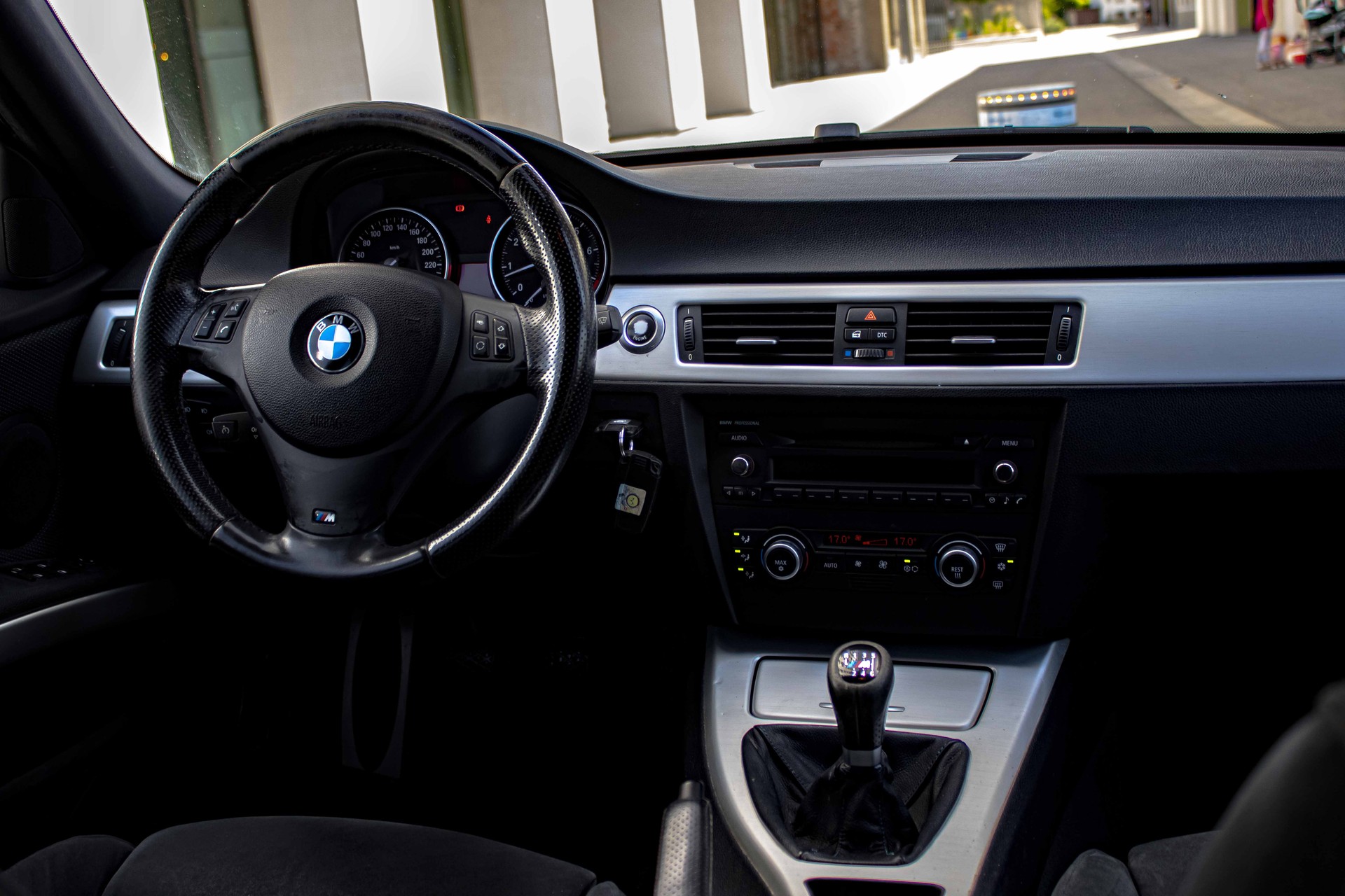 BMW 325i M Paket Touring-image-9