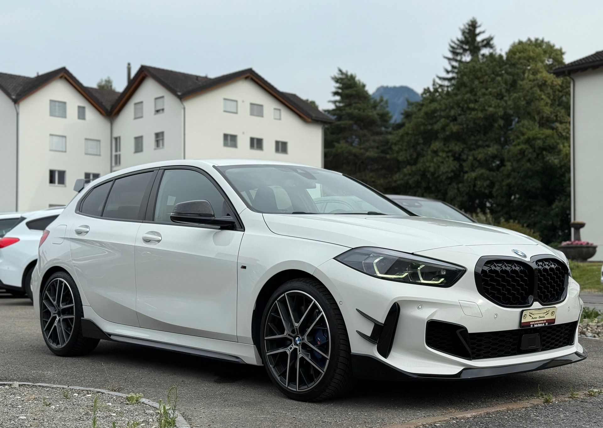 BMW M135i xDrive-showroom-element-3