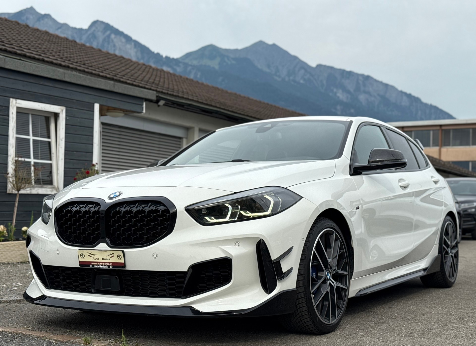 BMW M135i xDrive-showroom-element-1