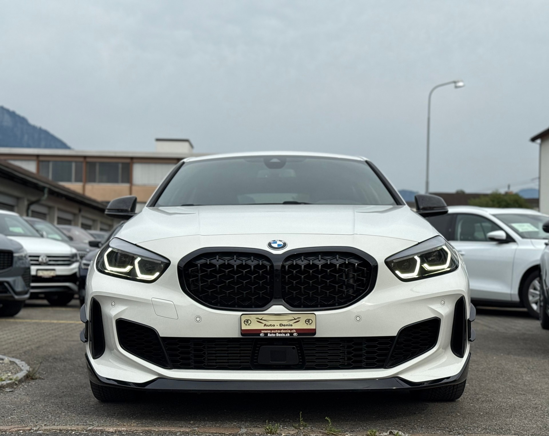 BMW M135i xDrive-showroom-element-2