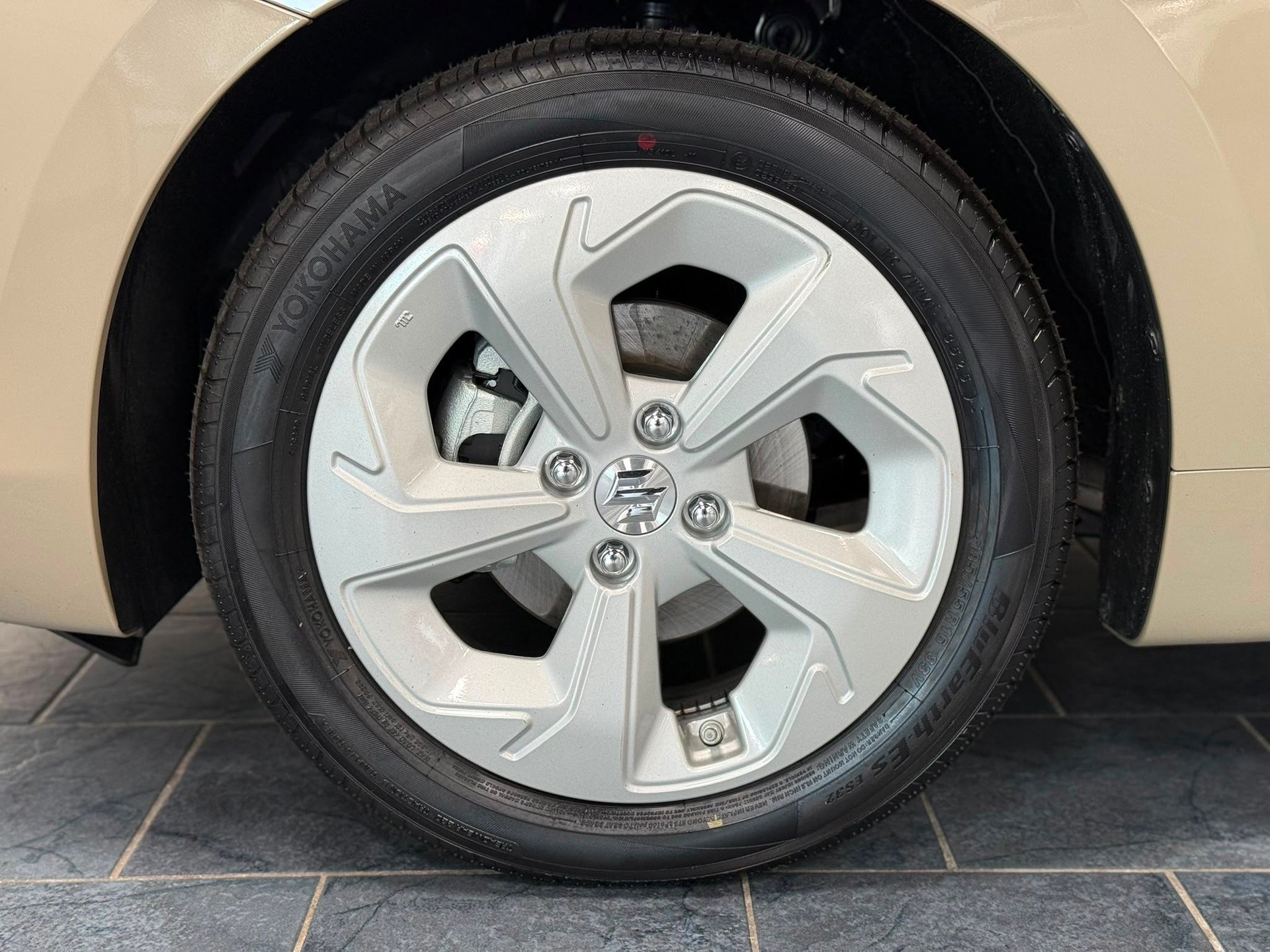 SUZUKI Swift 1.2 Sakura Hybrid CVT-image-27
