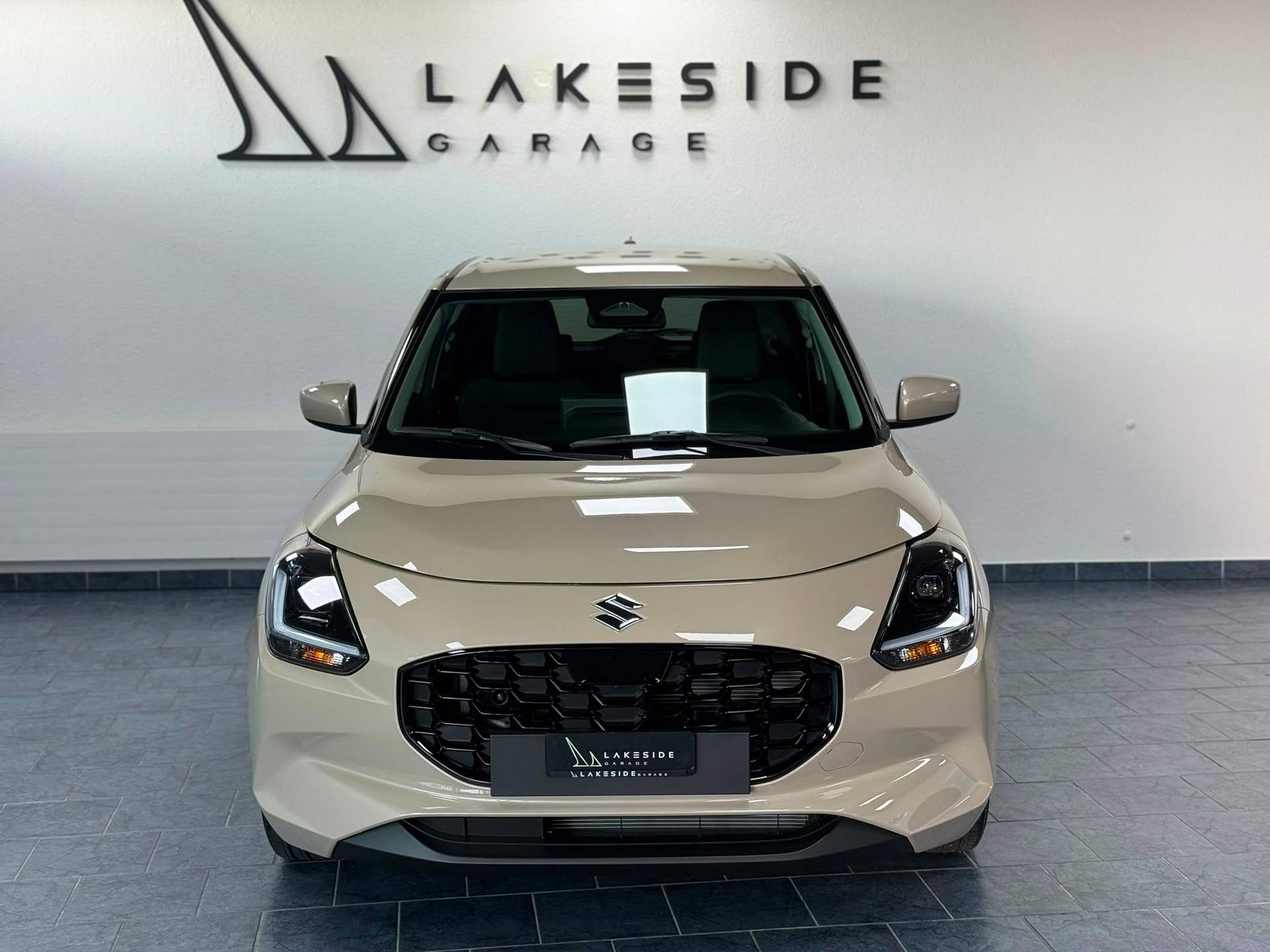 SUZUKI Swift 1.2 Sakura Hybrid CVT-showroom-element-1
