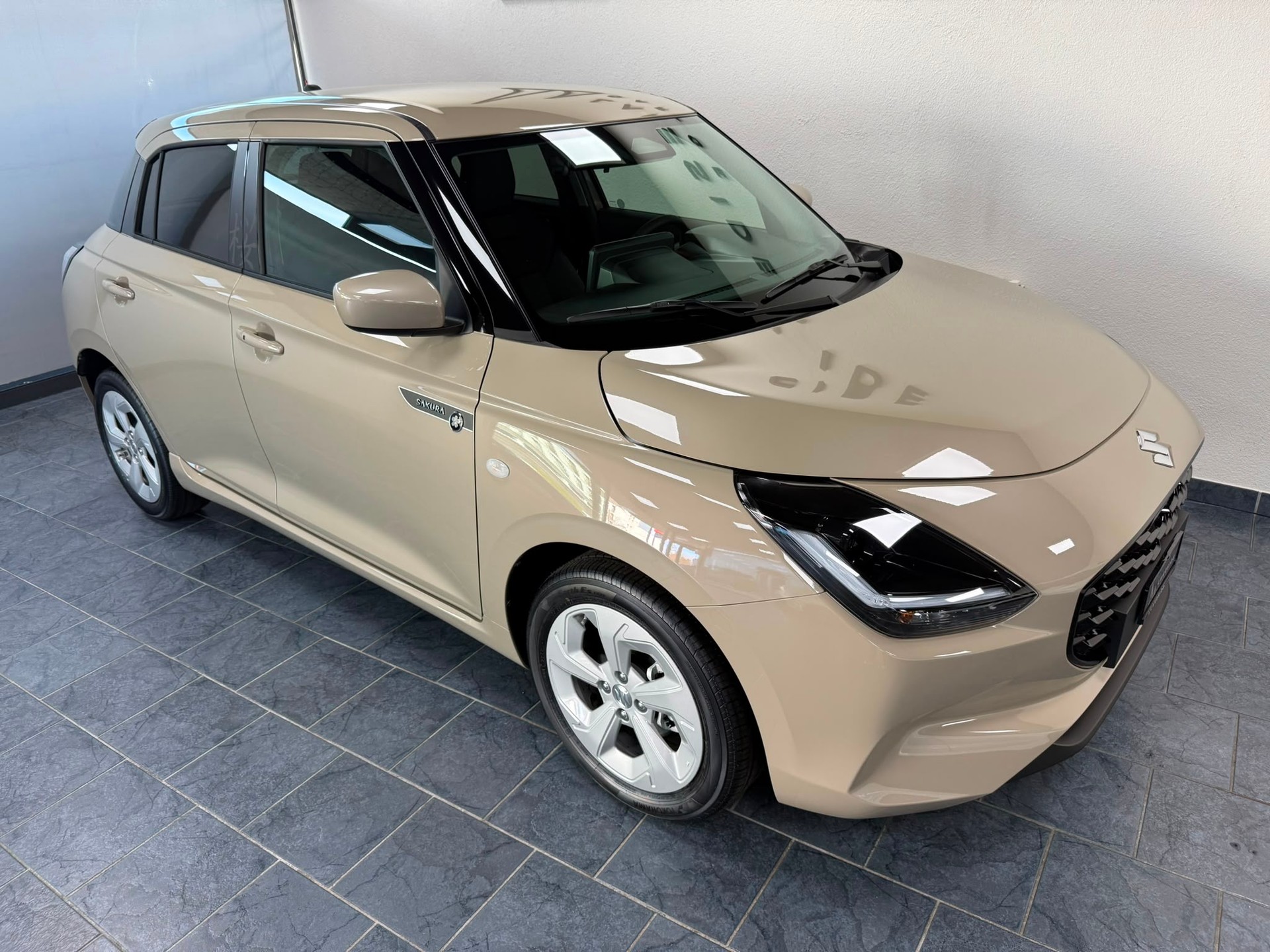SUZUKI Swift 1.2 Sakura Hybrid CVT-showroom-element-2