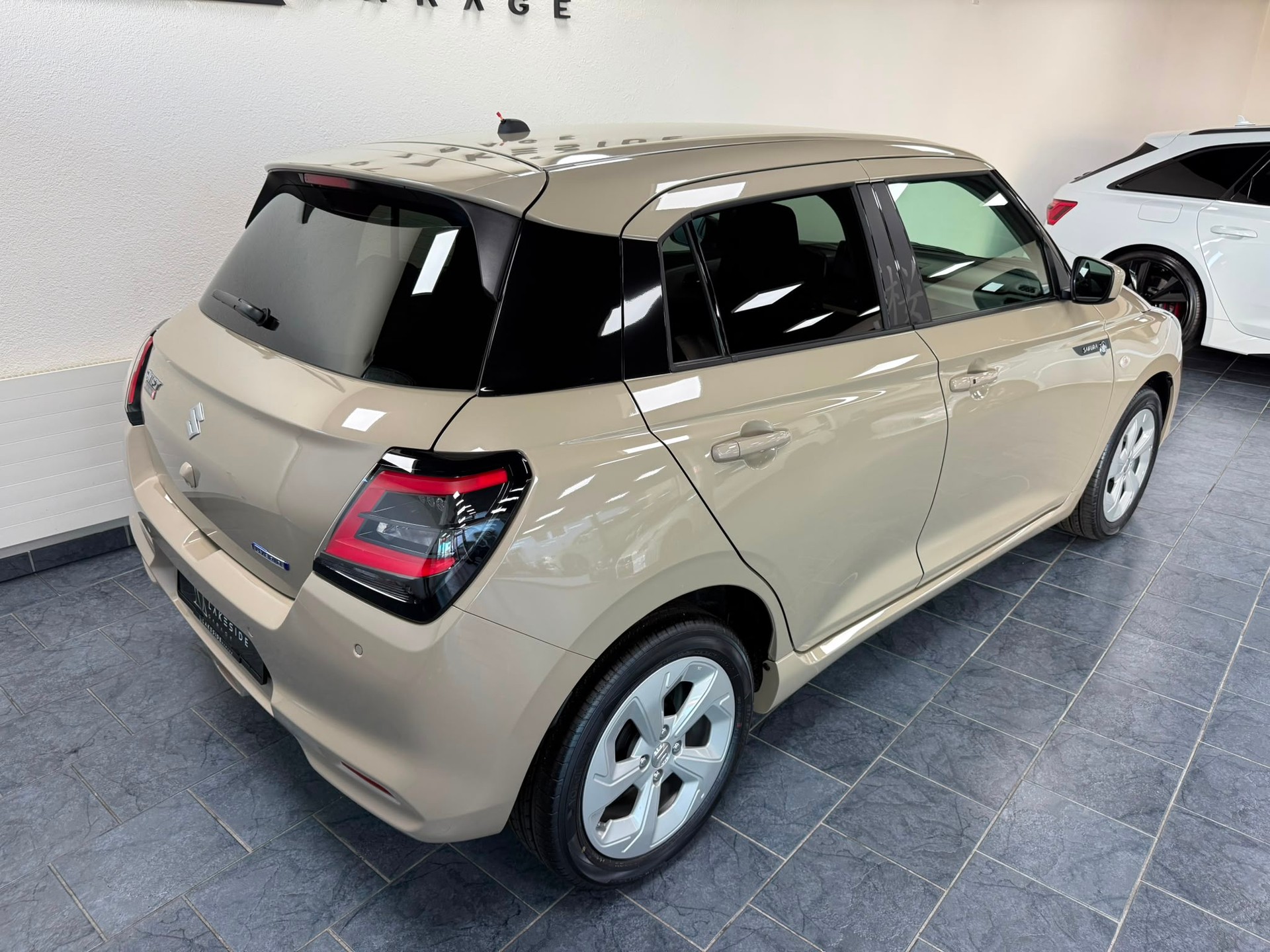 SUZUKI Swift 1.2 Sakura Hybrid CVT-showroom-element-3