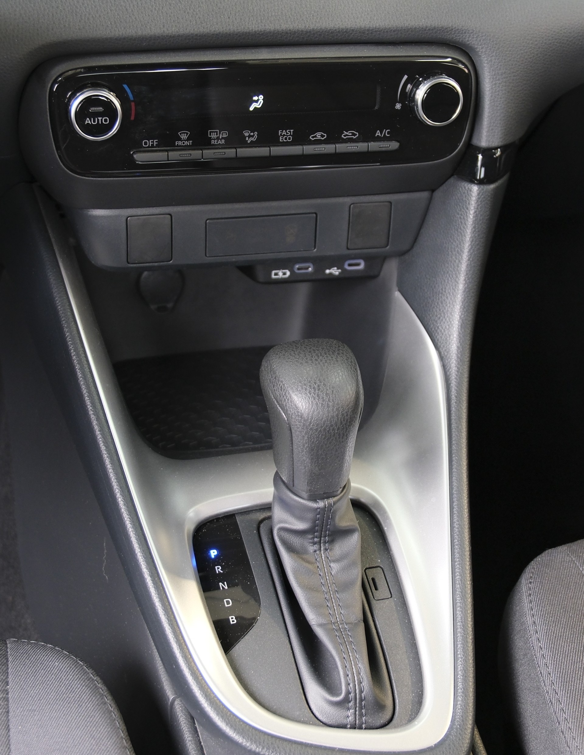 TOYOTA Yaris 1.5 Comfort e-CVT-image-19