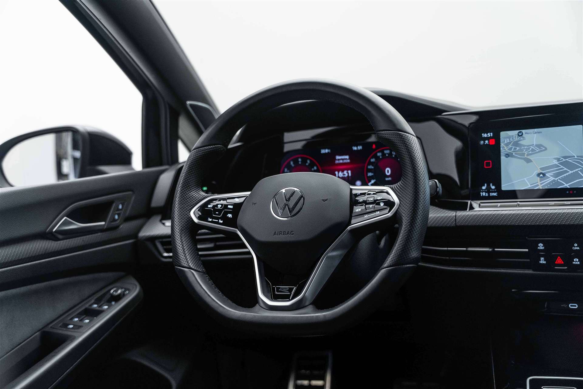 VW VW Golf 1.5 eTSI mHEV ACT R-Line DSG-image-9
