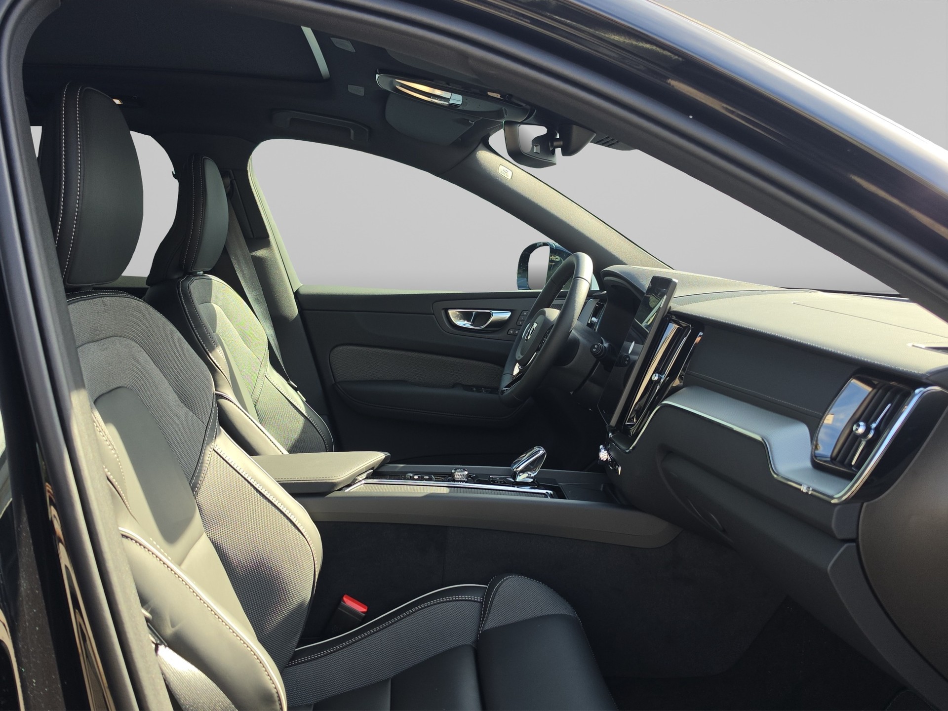 VOLVO XC60 2.0 B5 MH Black Edition AWD-image-13