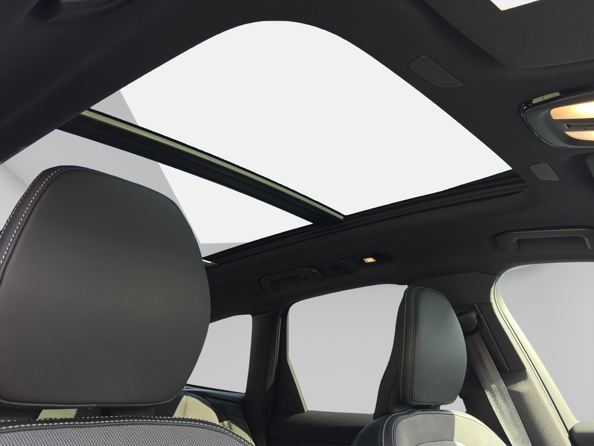VOLVO XC60 2.0 B5 MH Black Edition AWD-image-18