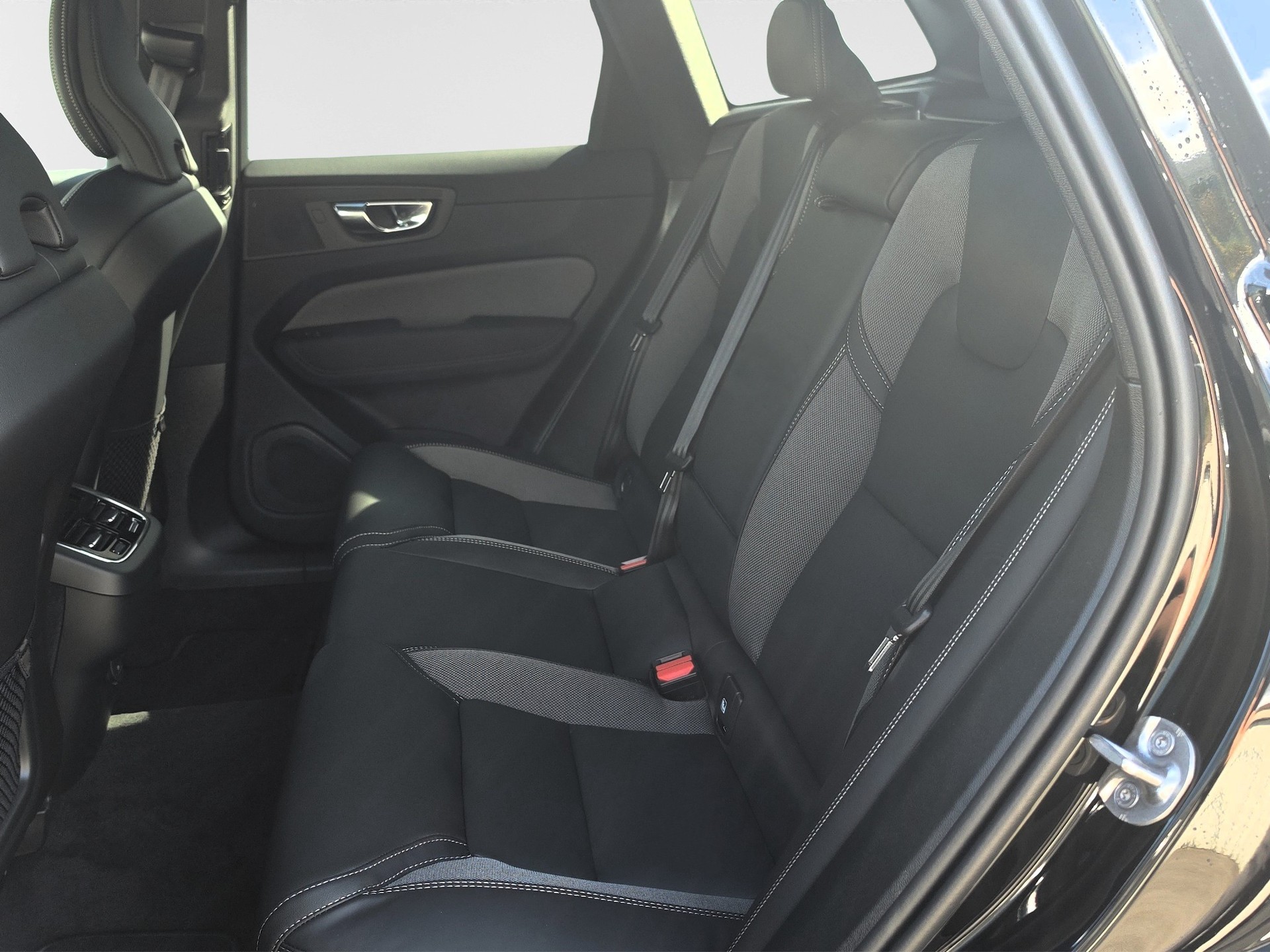 VOLVO XC60 2.0 B5 MH Black Edition AWD-image-12