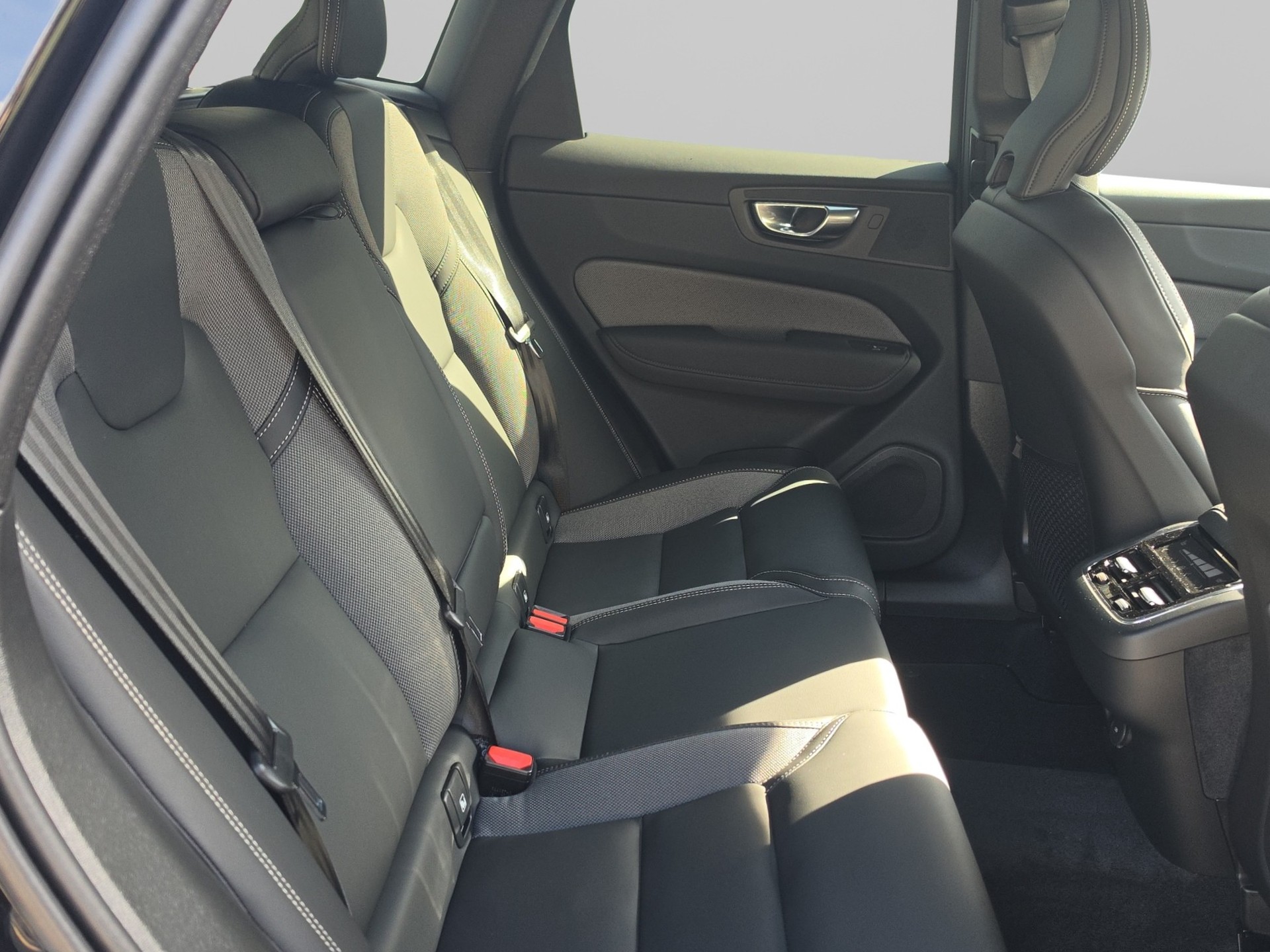 VOLVO XC60 2.0 B5 MH Black Edition AWD-image-14