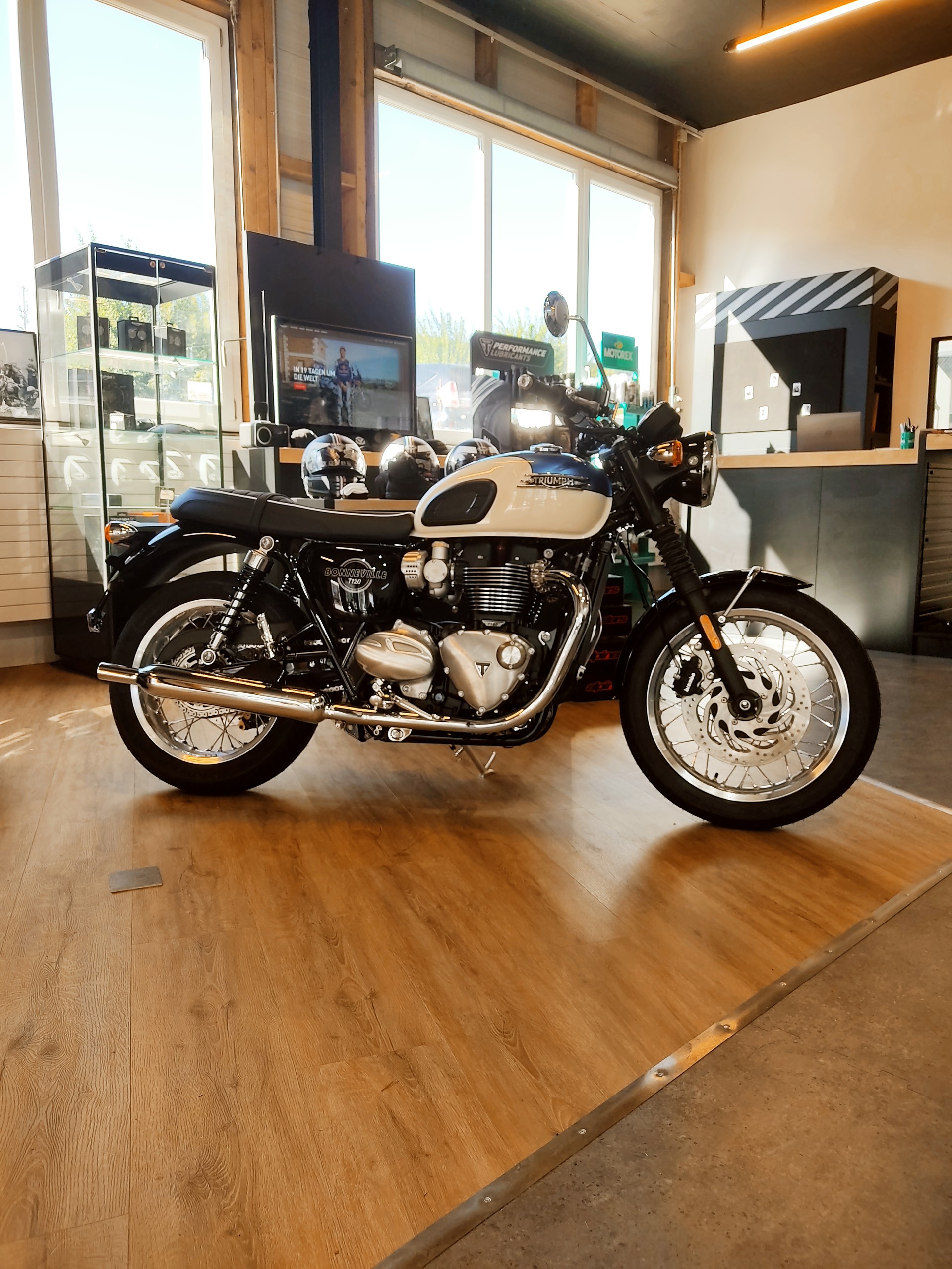 TRIUMPH Bonneville T120-image-1