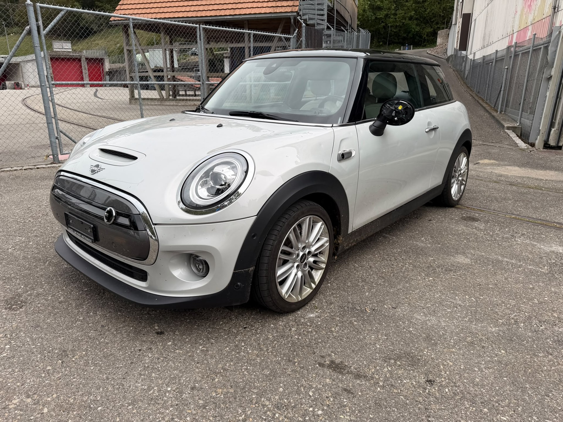 MINI Cooper SE-showroom-element-1